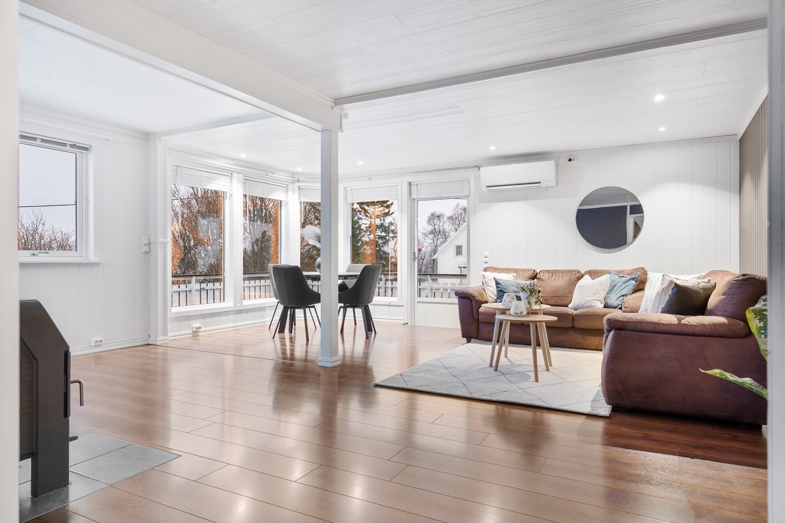 Lys og luftig stue med store vinduer som slipper inn sollyset og fyllet hjemmet med naturlig lys. Galleribilde