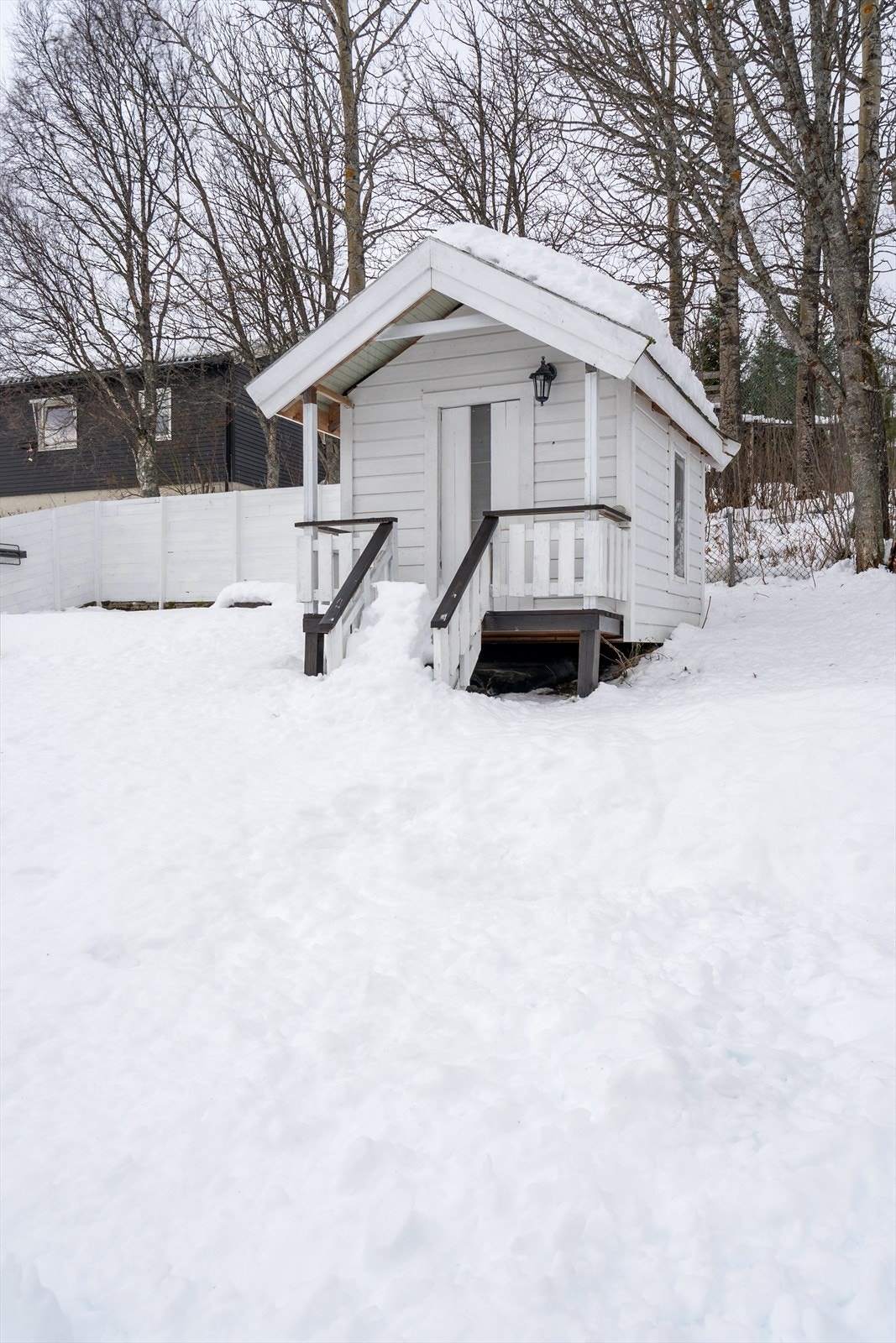 Koselig lekestue plassert i hage. Galleribilde