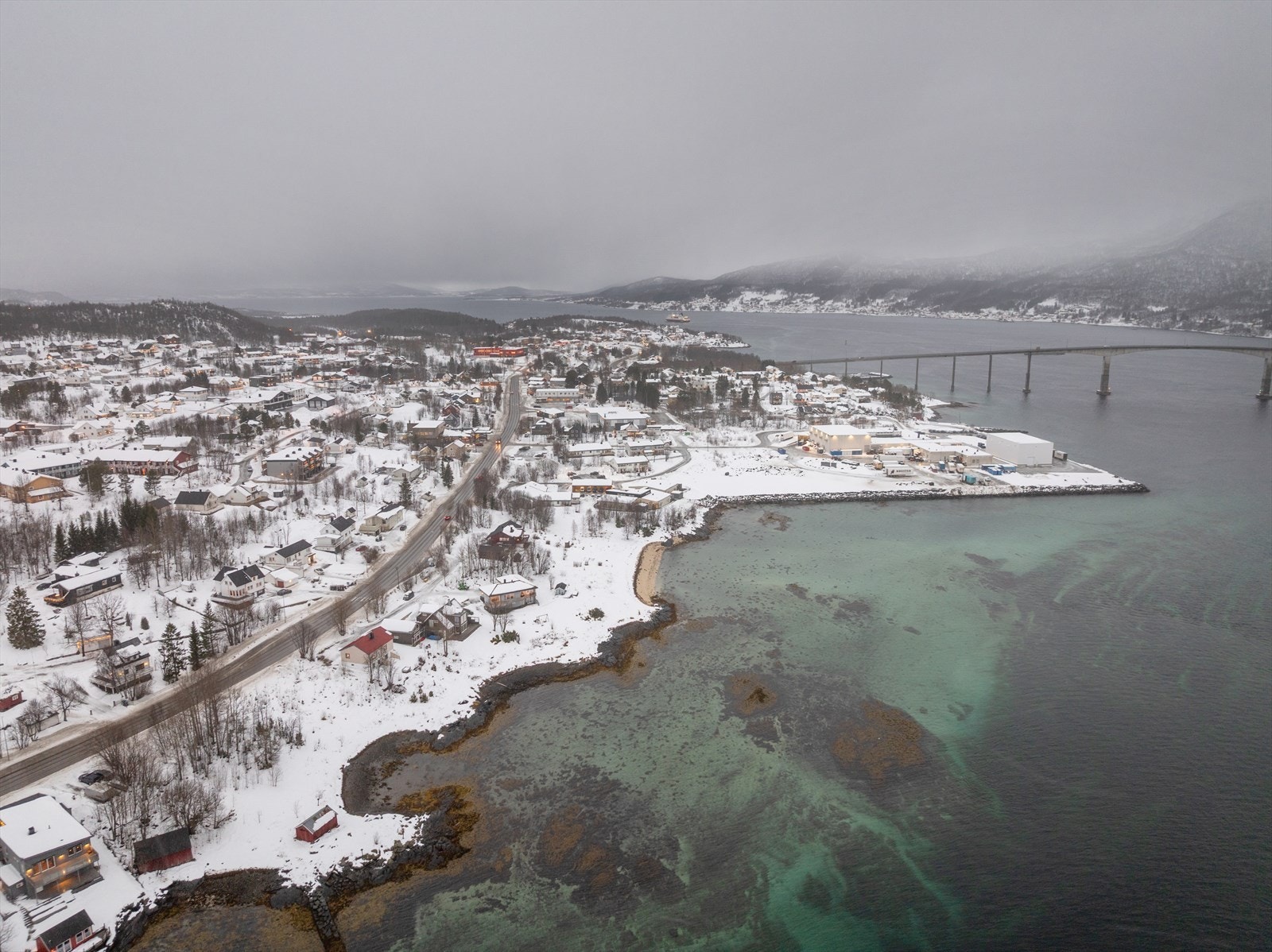 Bare noen minutter over til Finnsnes for flere bymessige fasiliteter. Galleribilde