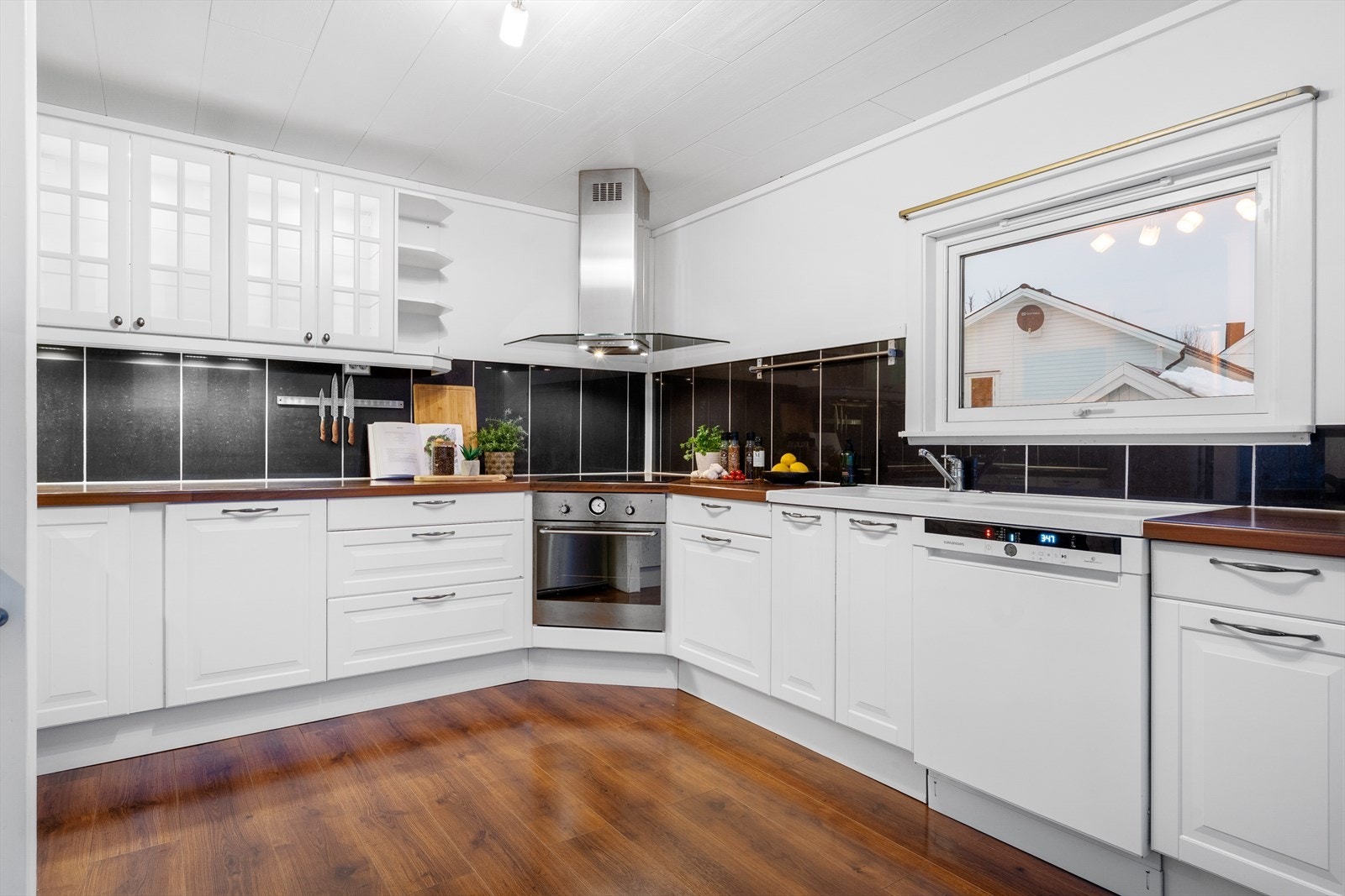 Romslig kjøkken med god arbeidsflate og klassiske fronter. Galleribilde