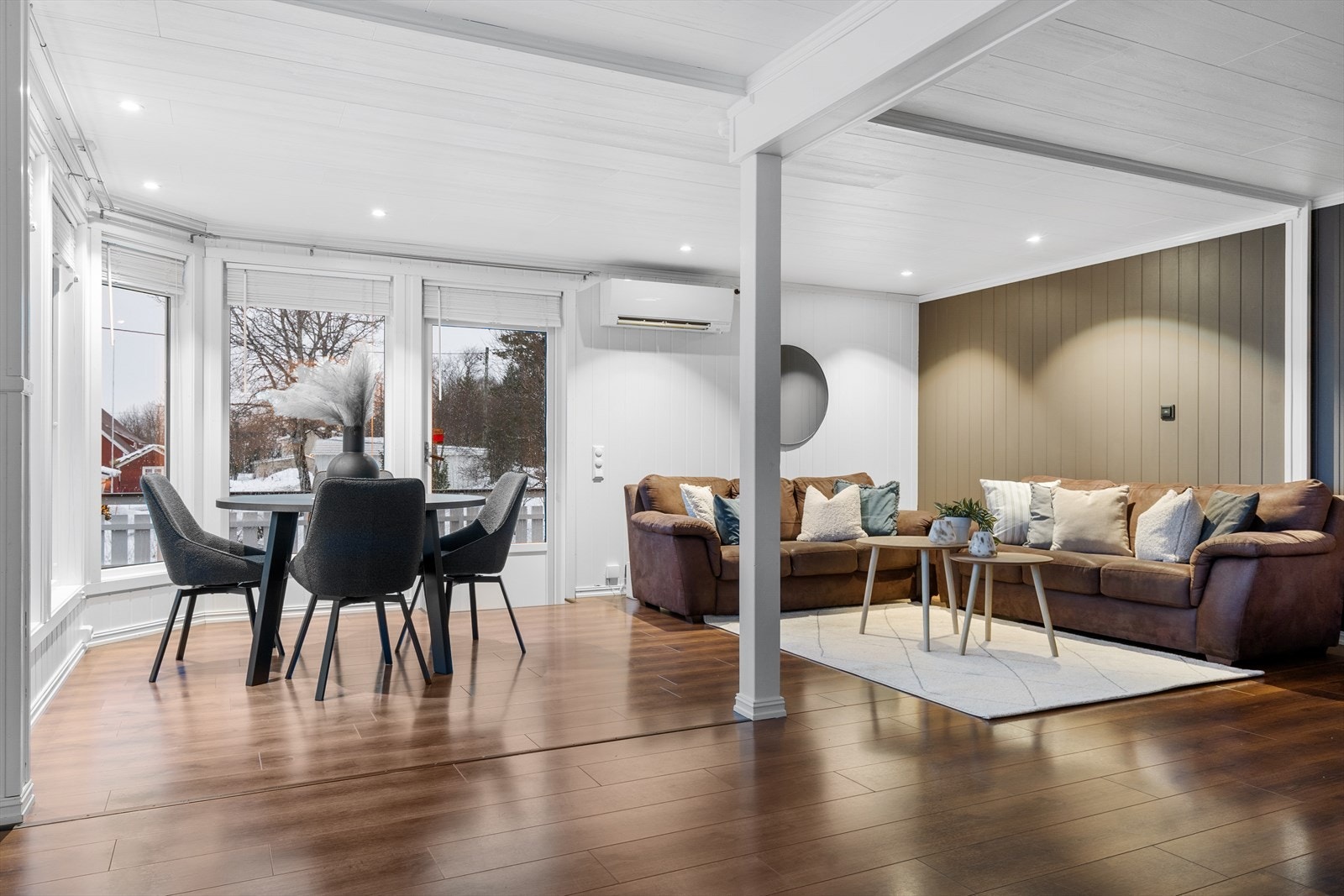 Spotter i tak og pent laminatgulv i lun og moderne farge. Galleribilde