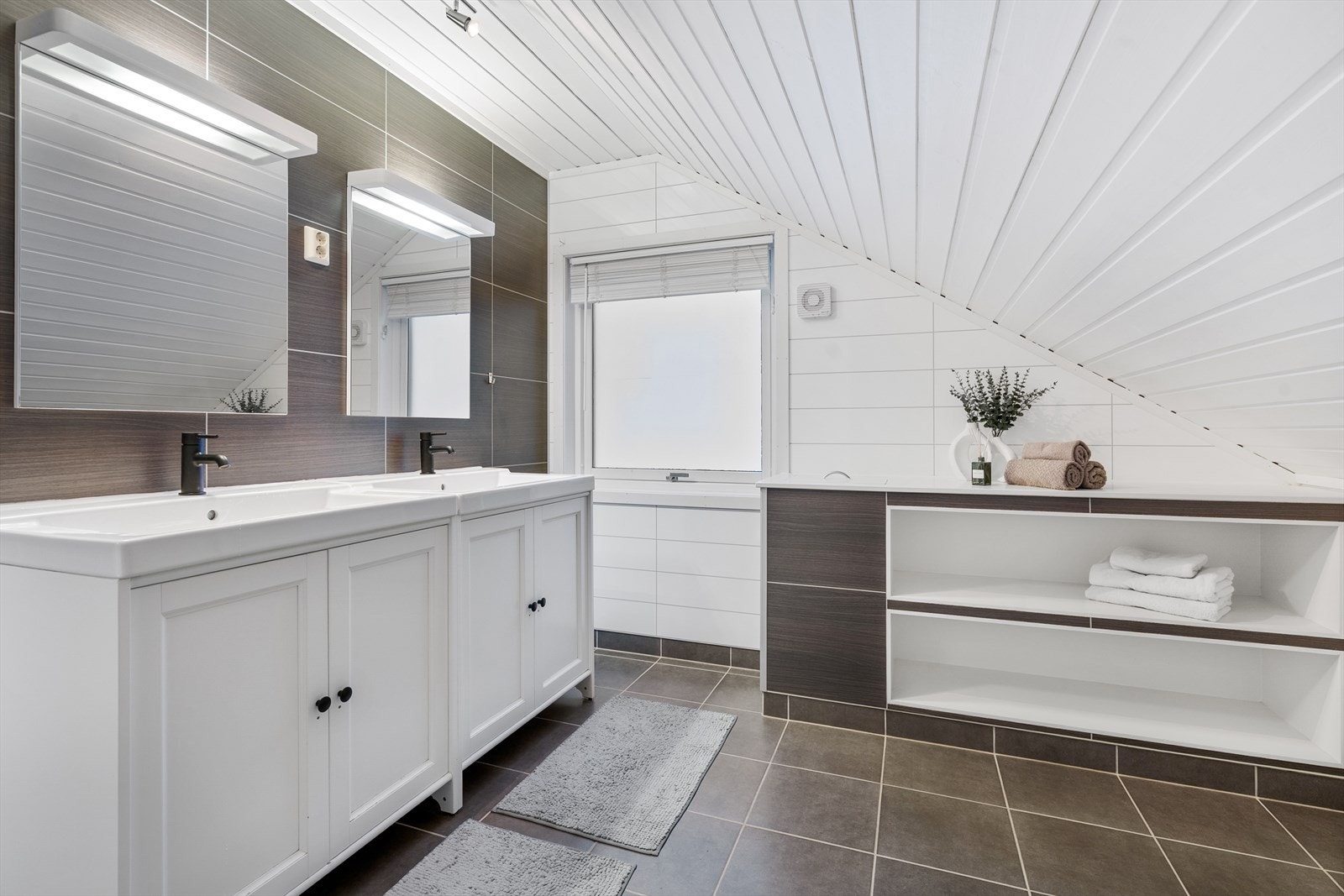 Romslig bad i 2.etasje med pene og tidsriktige farge- og materialvalg. Galleribilde