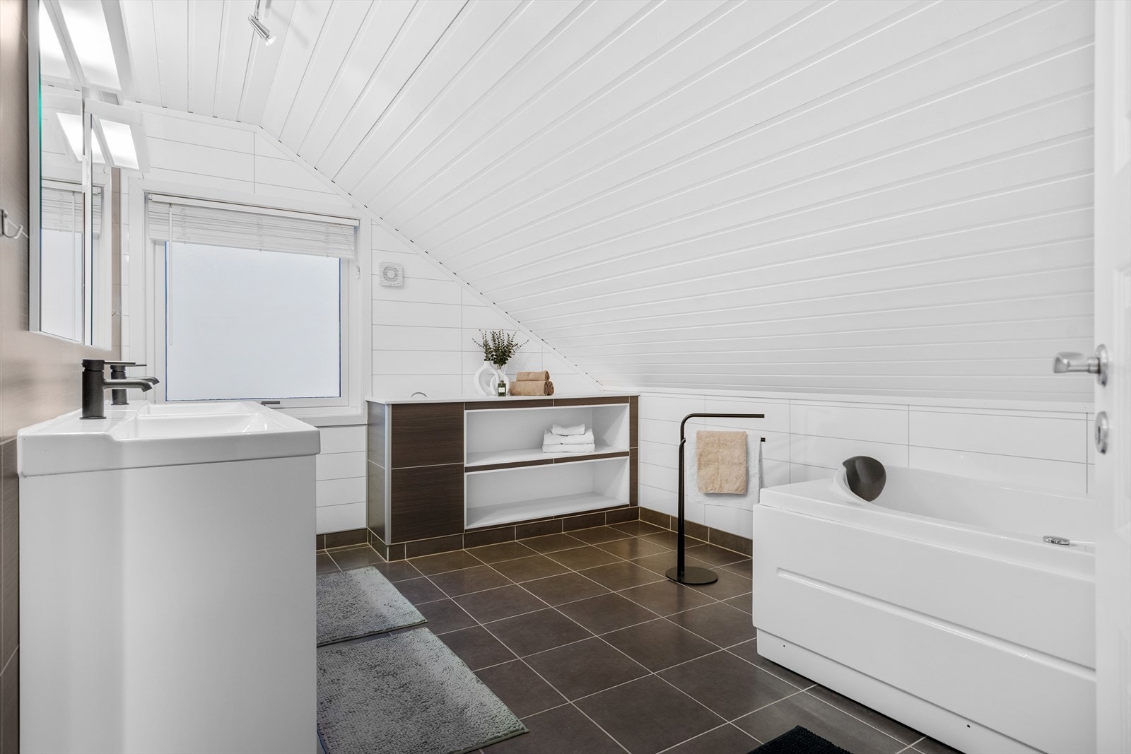 Praktisk planløsning med bad i hver etasje! Flislagt med gulvvarme. Galleribilde