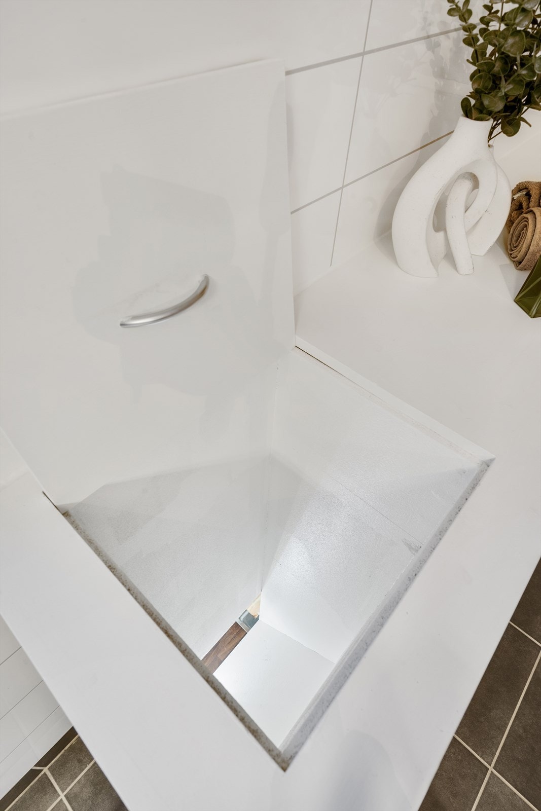 Skittentøyssjakt som går ned til vaskerom. Galleribilde