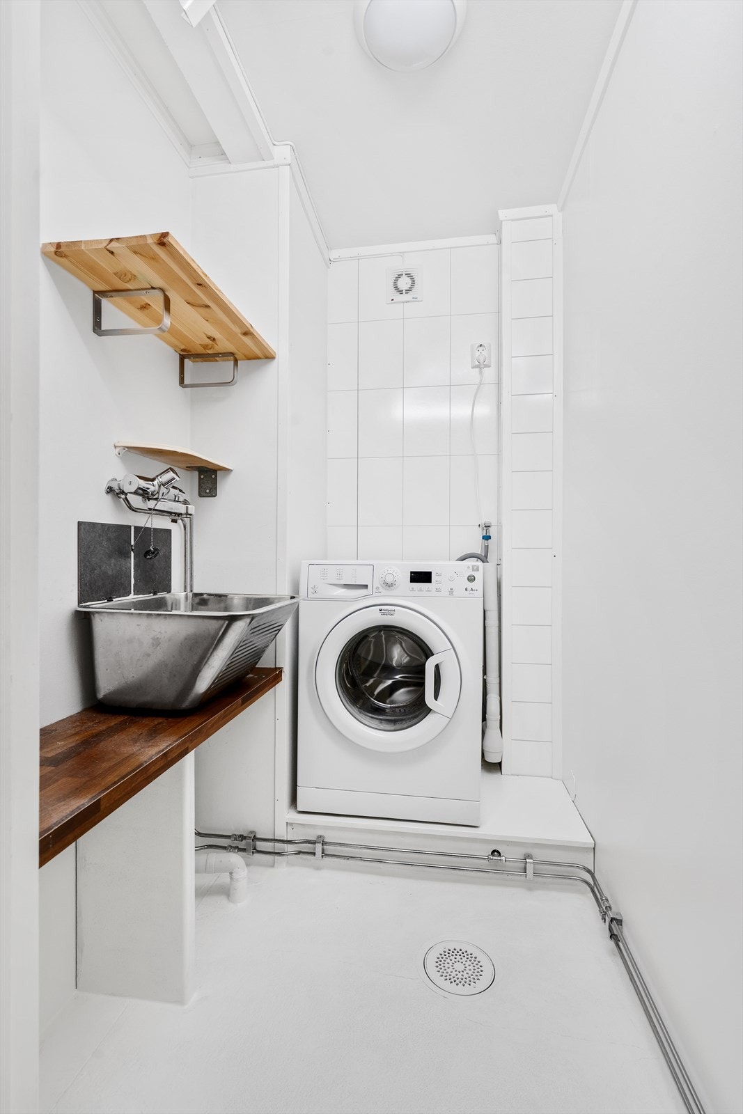 Vaskerom med vaskemaskin som medfølger. Praktisk sjakt for skittentøy fra bad i 2.etasje. Galleribilde