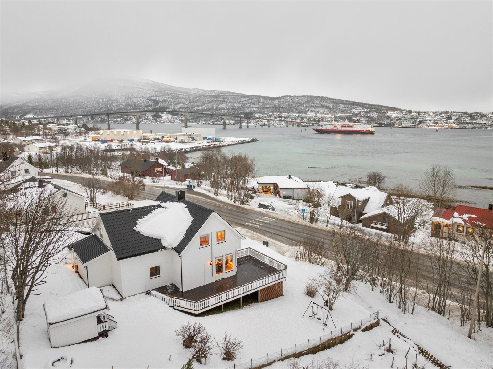 Gang- og sykkelsti til barneskole og butikk mot øst, mot vest til Senja Storhall for fotball med mer. Galleribilde