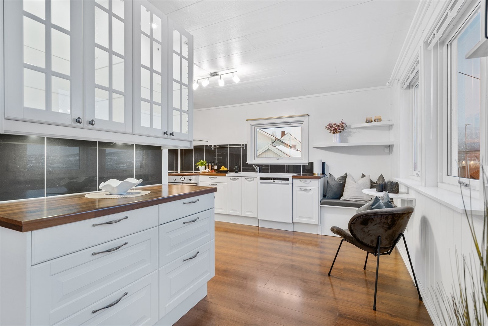 Romslig kjøkken med hvitevarer som medfølger. Galleribilde