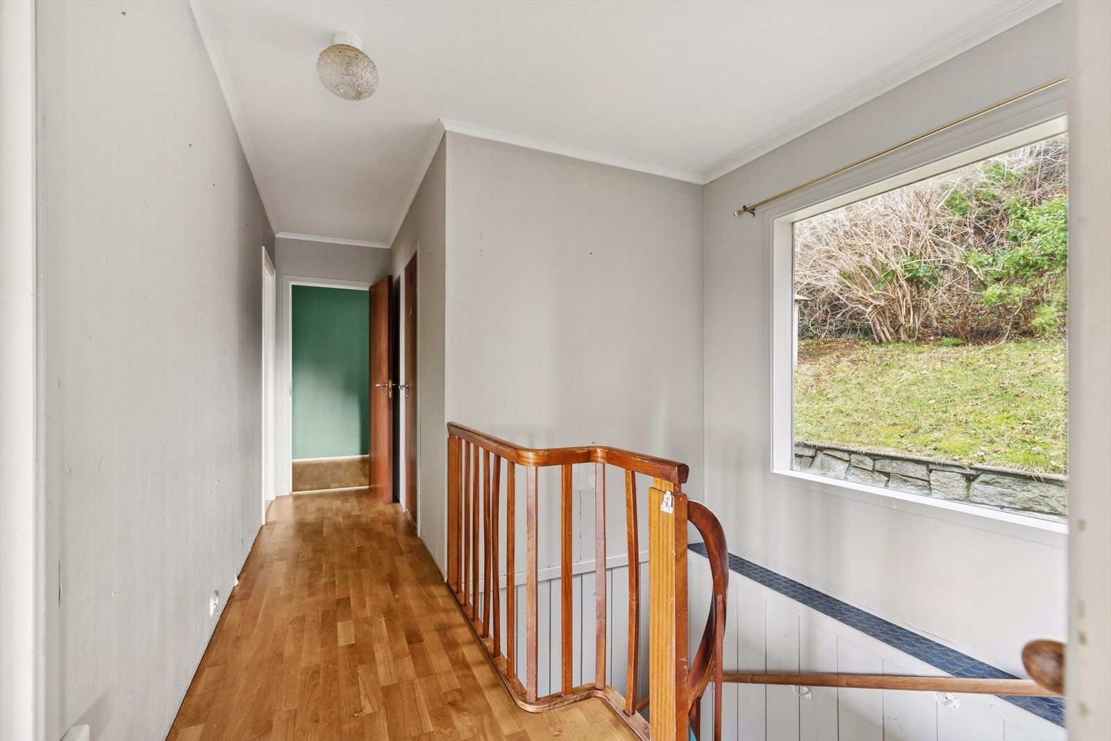 Trappegangen i 1. etasje har godt med natulig lysinnslipp. Galleribilde