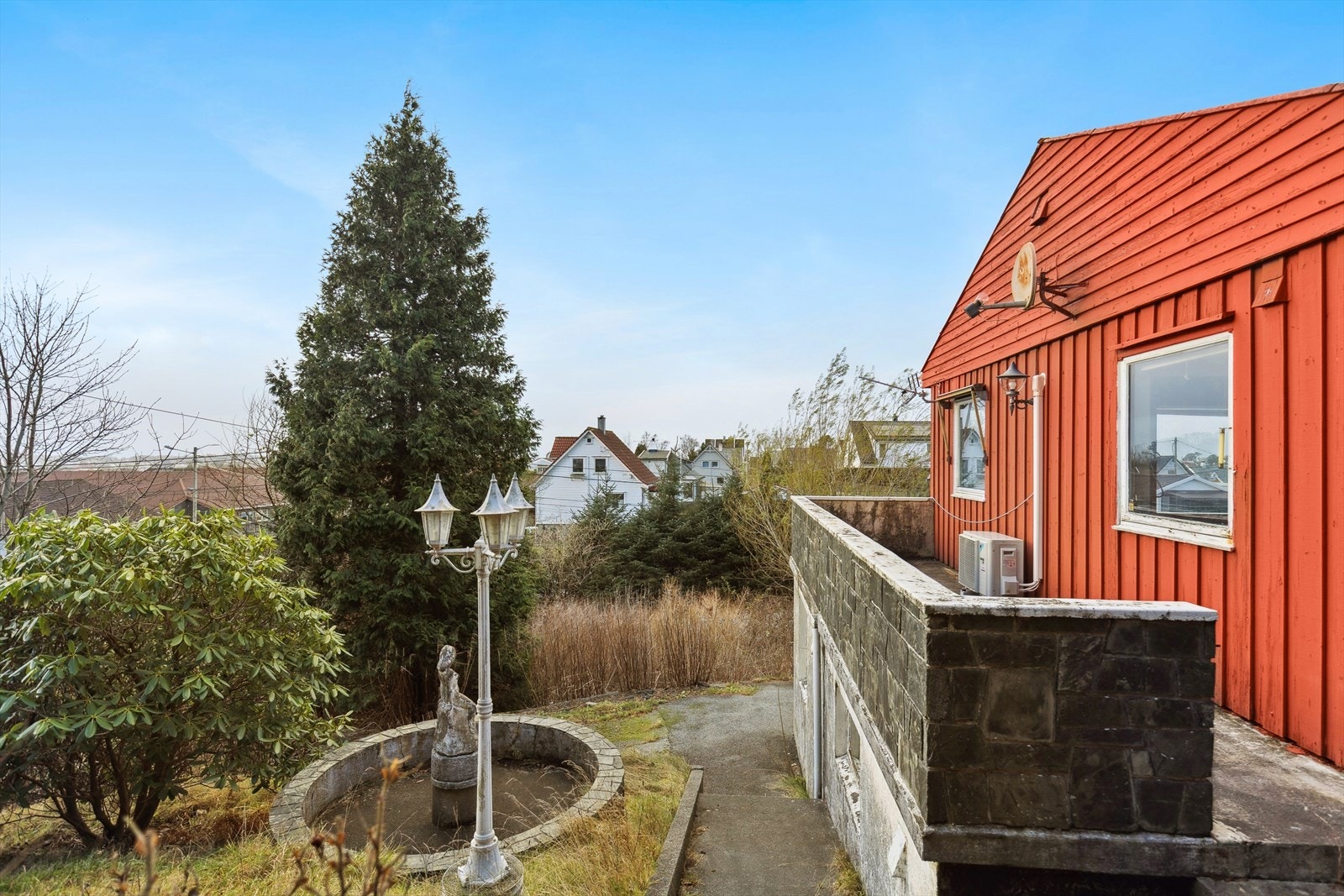 Eiendommen i Fjellvegen 10 har en attraktiv beliggenhet i det populære området Vardafjell i Haugesund - et rolig og familievennlig nabolag! Galleribilde