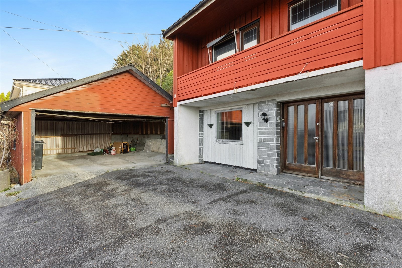 Frittliggende garasje med bruksareal på 29 kvm. Se pkt. ferdigattest for nærmere informasjon. Galleribilde