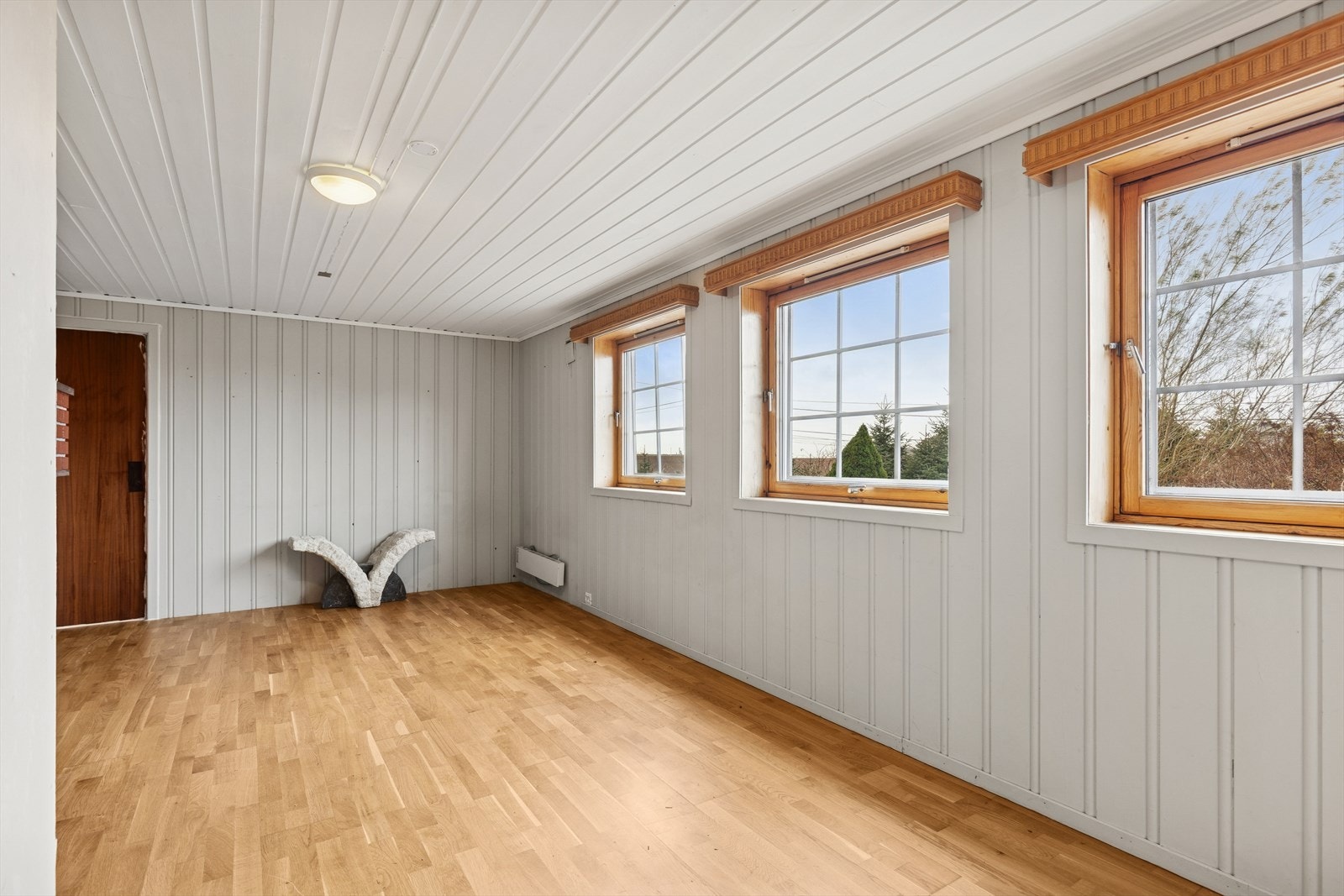 Romslig kjellerstue. Galleribilde