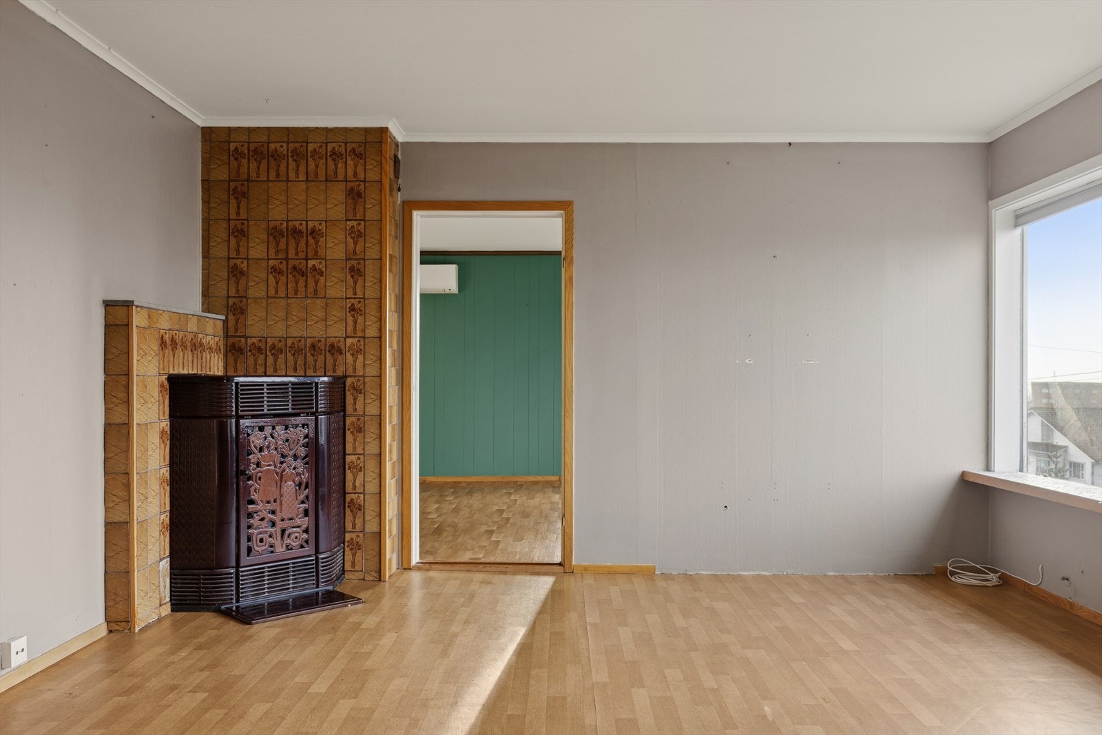 Boligen har mursteinspipe, vedovn/kamin, åpen peis og vedovn - se pkt. oppvarming i salgsoppgaven for nærmere informasjon. Galleribilde