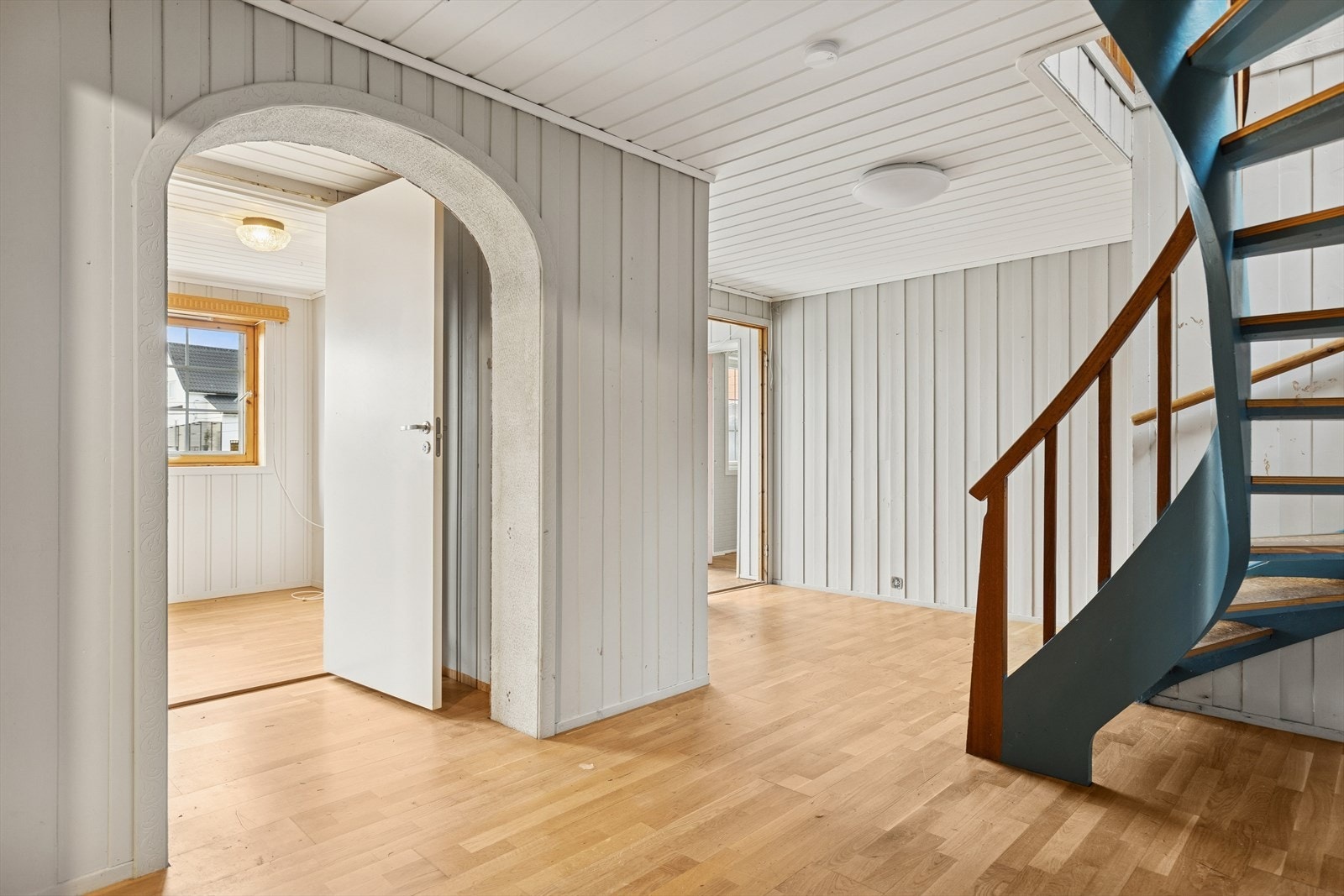 Gangen i underetasjen. Boligen har varierende overflater. Galleribilde