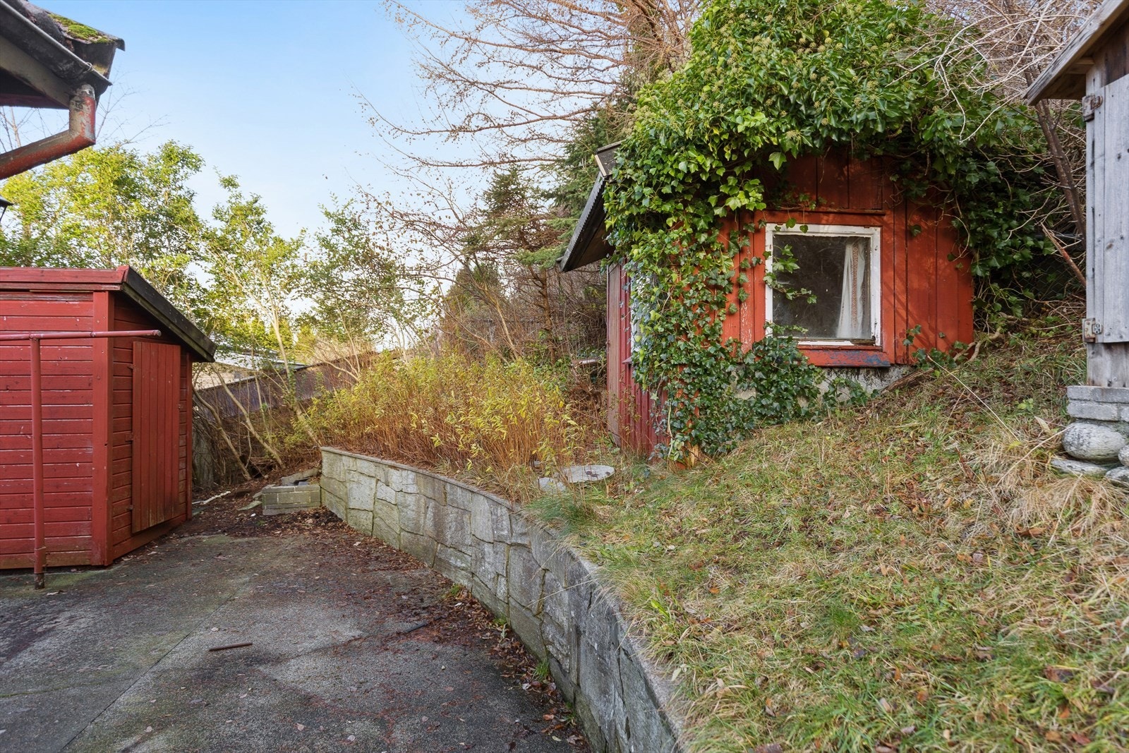 Det gjøres spesielt oppmerksom på at det er oppført et uthus og flere mindre bygninger på eiendommen som ikke er byggemeldt - se pkt. ferdigattest for mer info. Galleribilde