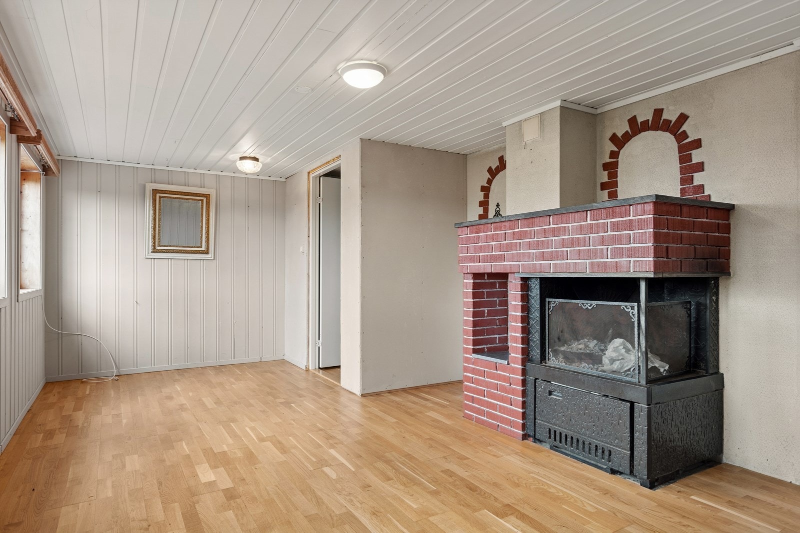 I kjellerstuen finnes en åpen peis. Galleribilde