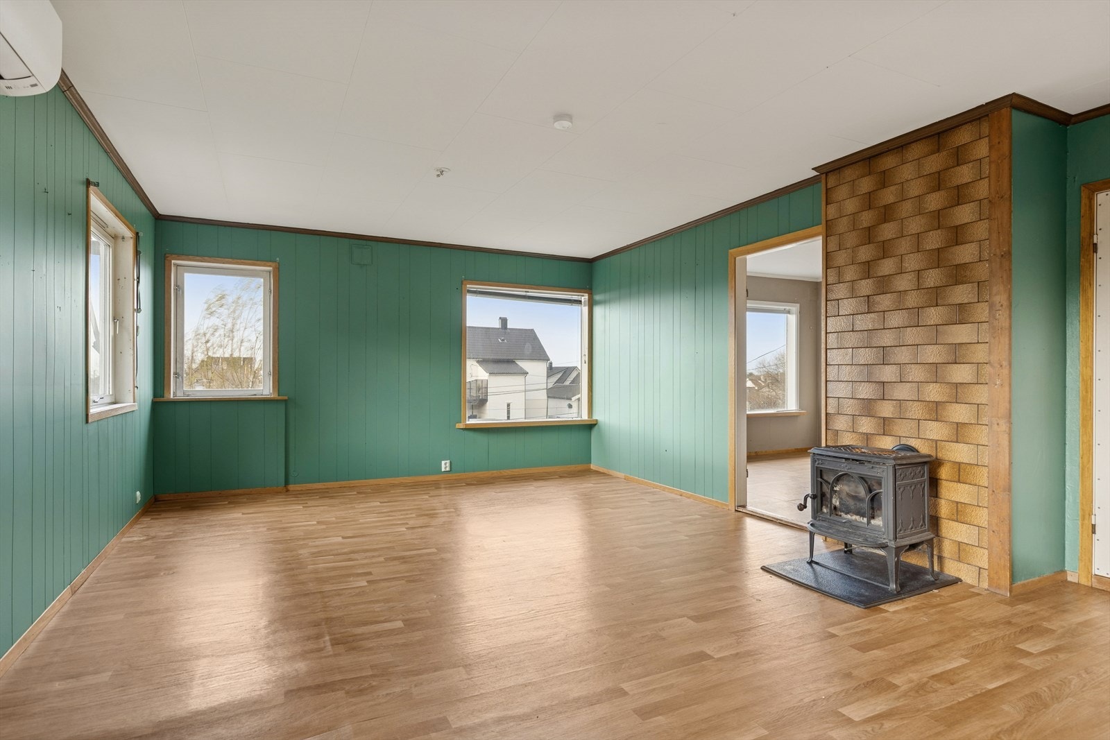 Kombinert spisestue/kjøkken. I dette rommet er det montert både vedovn og varmepumpe. Galleribilde