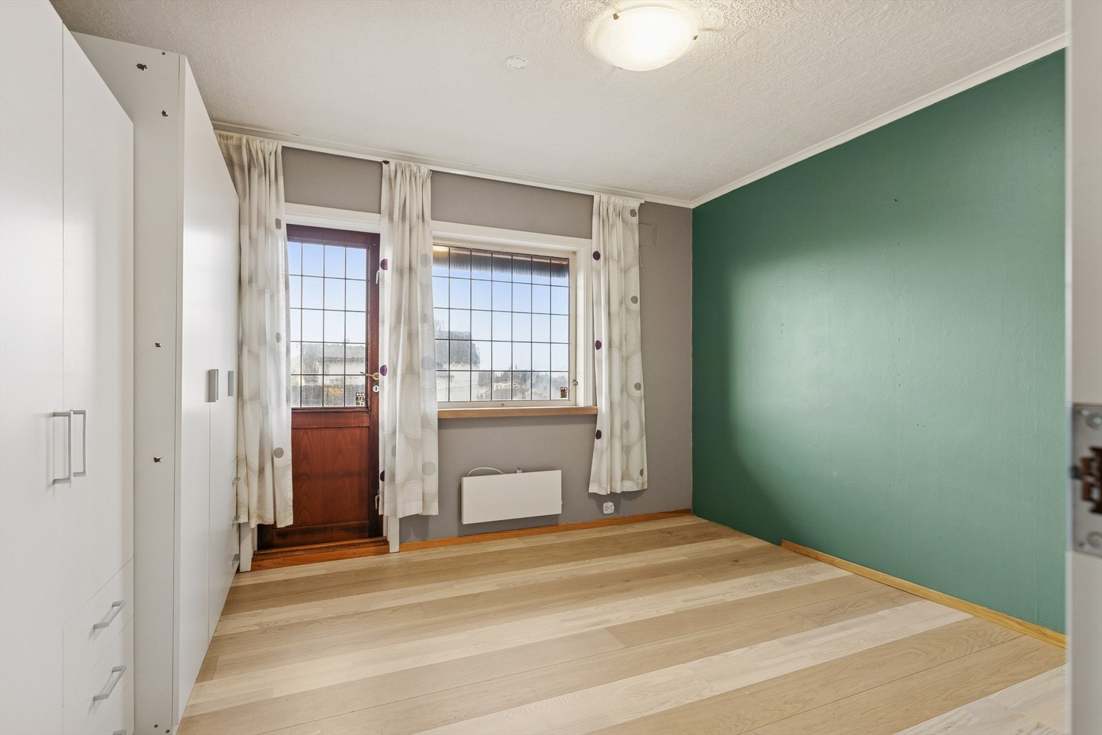 Boligen har 2 godkjente soverom, begge beliggende i 1. etasje. Soverom 1 har direkte utgang til luftebalkong. Galleribilde