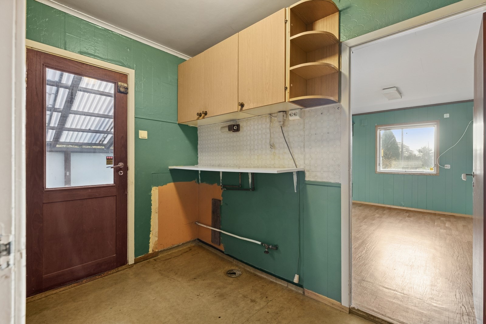 Enkelt vaskerom med direkte utgang. Våtrommet må oppgraderes for å tåle normal bruk etter dagens krav. Galleribilde