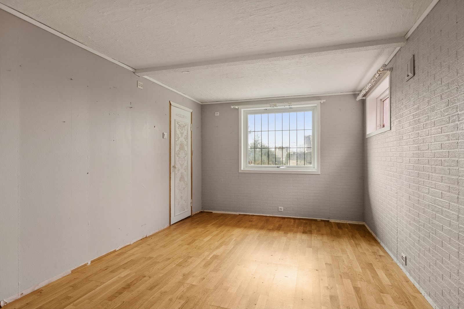 Opprinnelig godkjent garasje, er i dag omgjort og innredet som soverom (ikke omsøkt/godkjent - se pkt. ferdigattest for mer info. Galleribilde