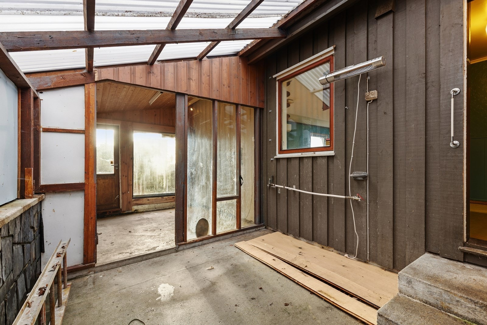 Enkelt tilbygg på baksiden av boligen (mot øst), fremgår ikke av godkjente tegninger (ikke omsøkt/godkjent -se pkt. ferdigattest for mer info). Galleribilde