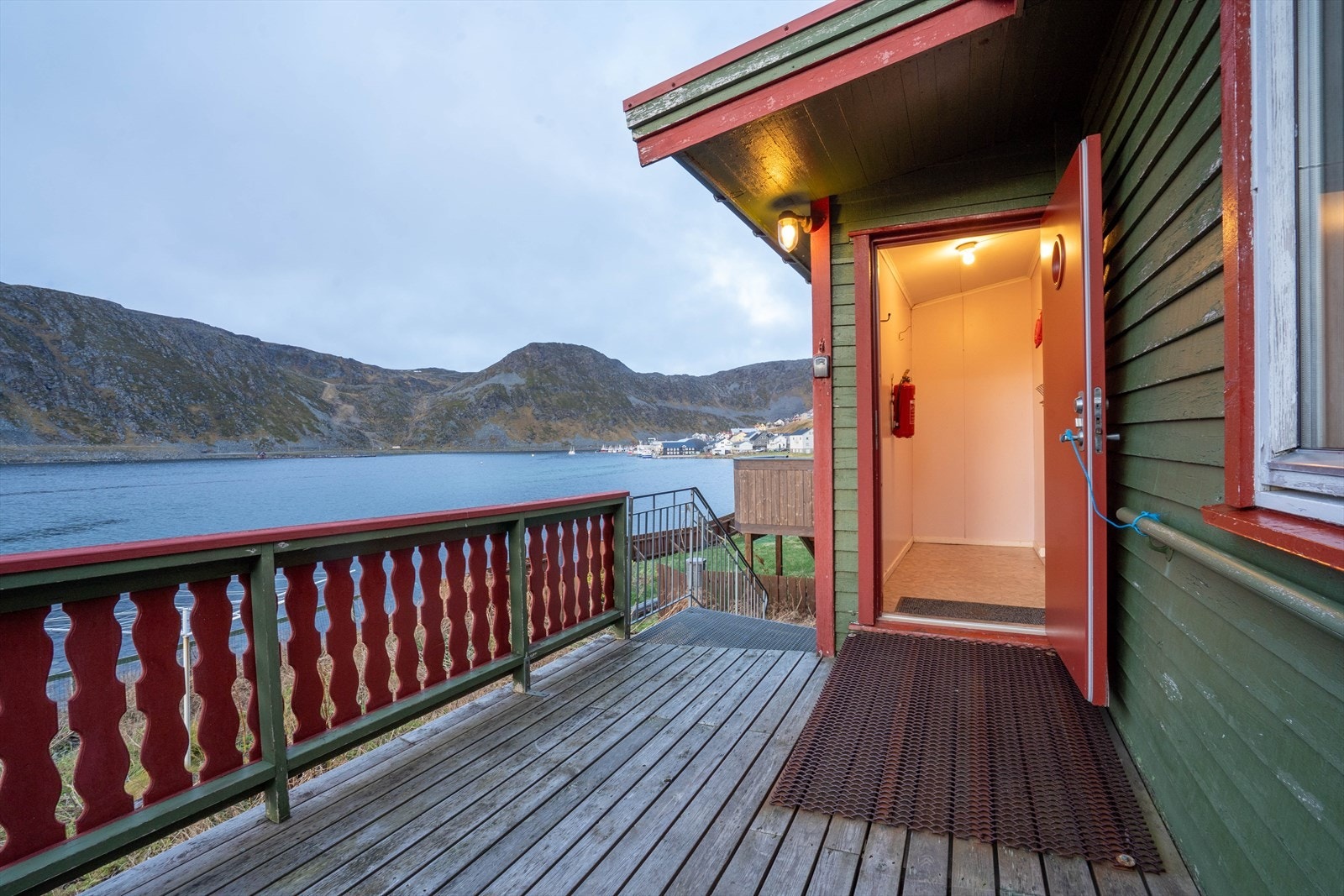 Sjarmerende bolig med fantastisk utsikt over fjorden og fjellene. Perfekt for naturelskere som ønsker ro og vakker natur. Galleribilde