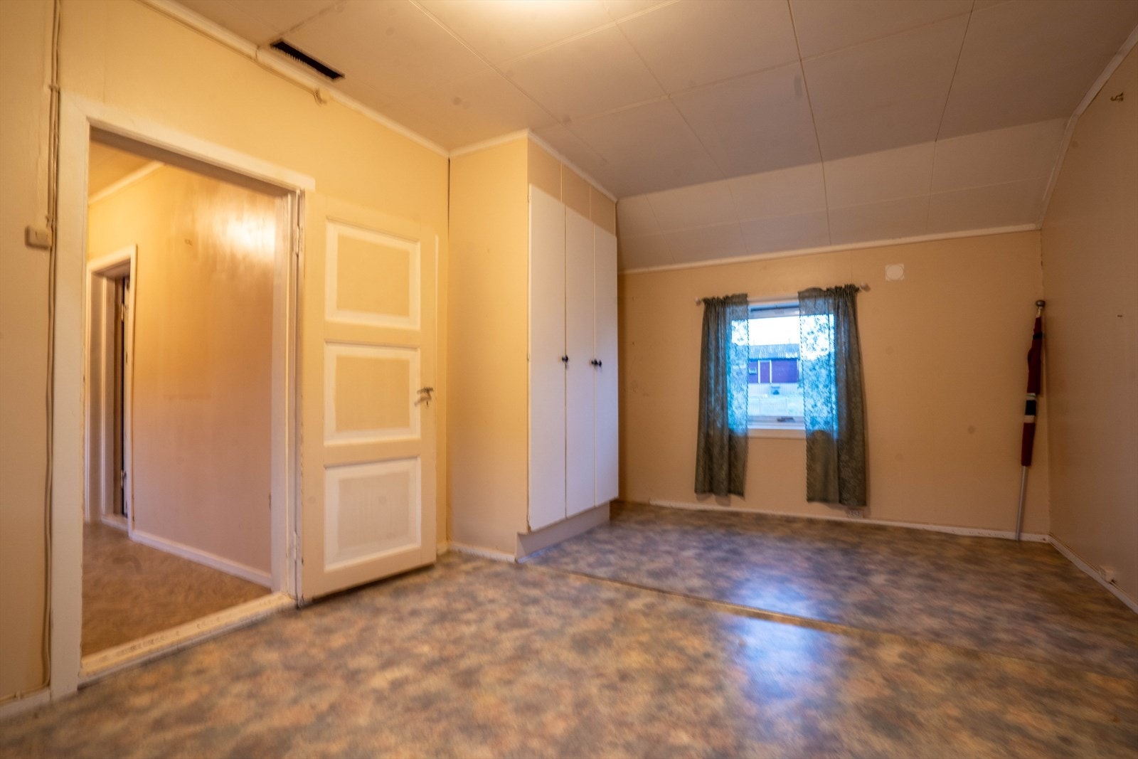 Soverom 2. Romslig rom med potensial, naturlig lys fra vindu. Perfekt for kreative oppgraderinger og personlig tilpasning. Galleribilde