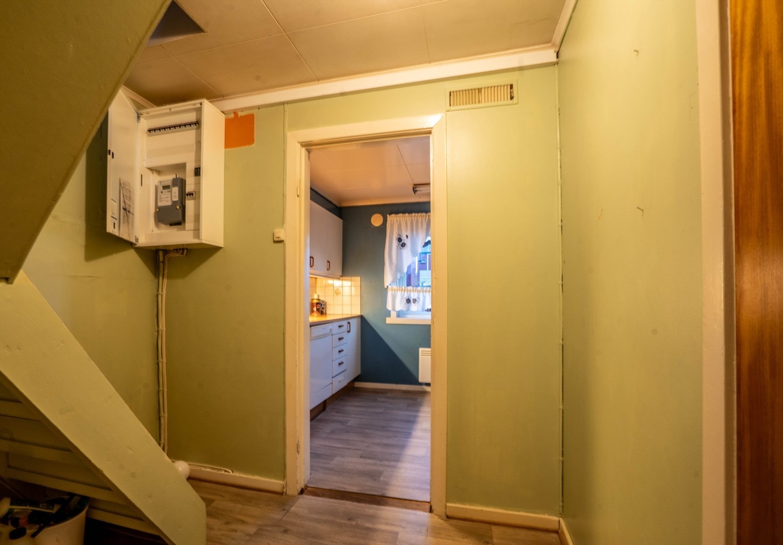 Trappegang med sikringsskap med automatsikringer. Inngang til kjøkkenet. Galleribilde