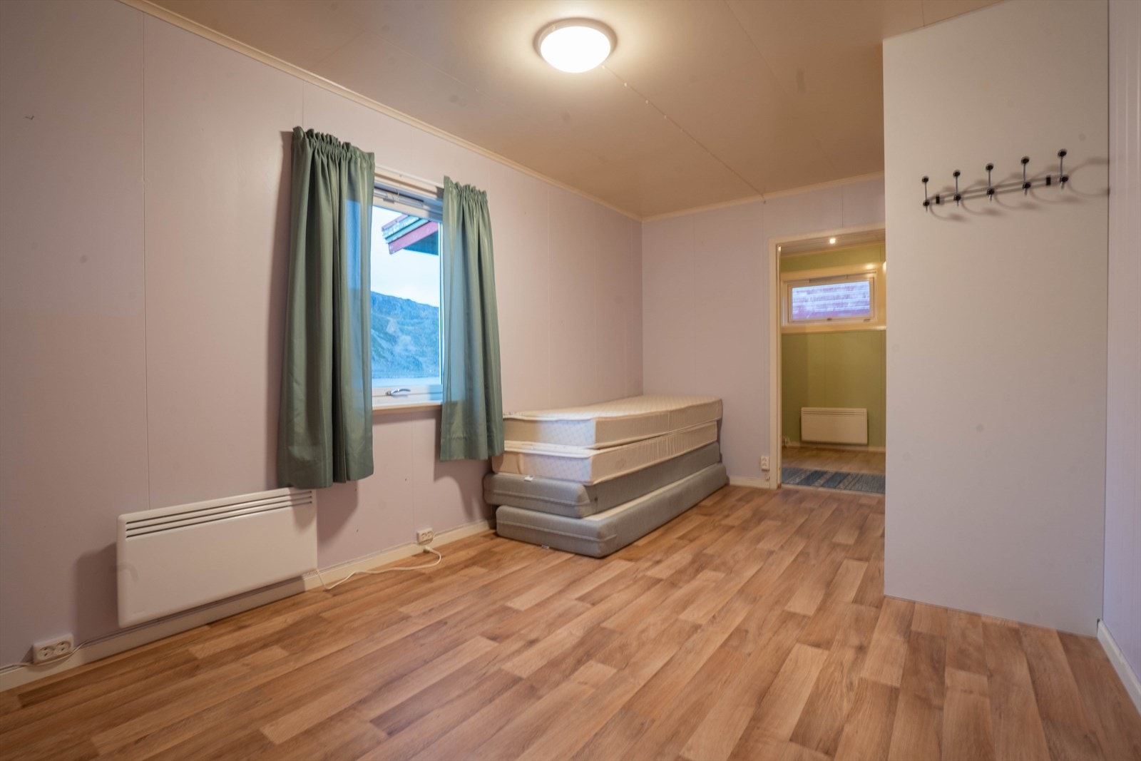 Soverom 1 sett mot hallen. Galleribilde