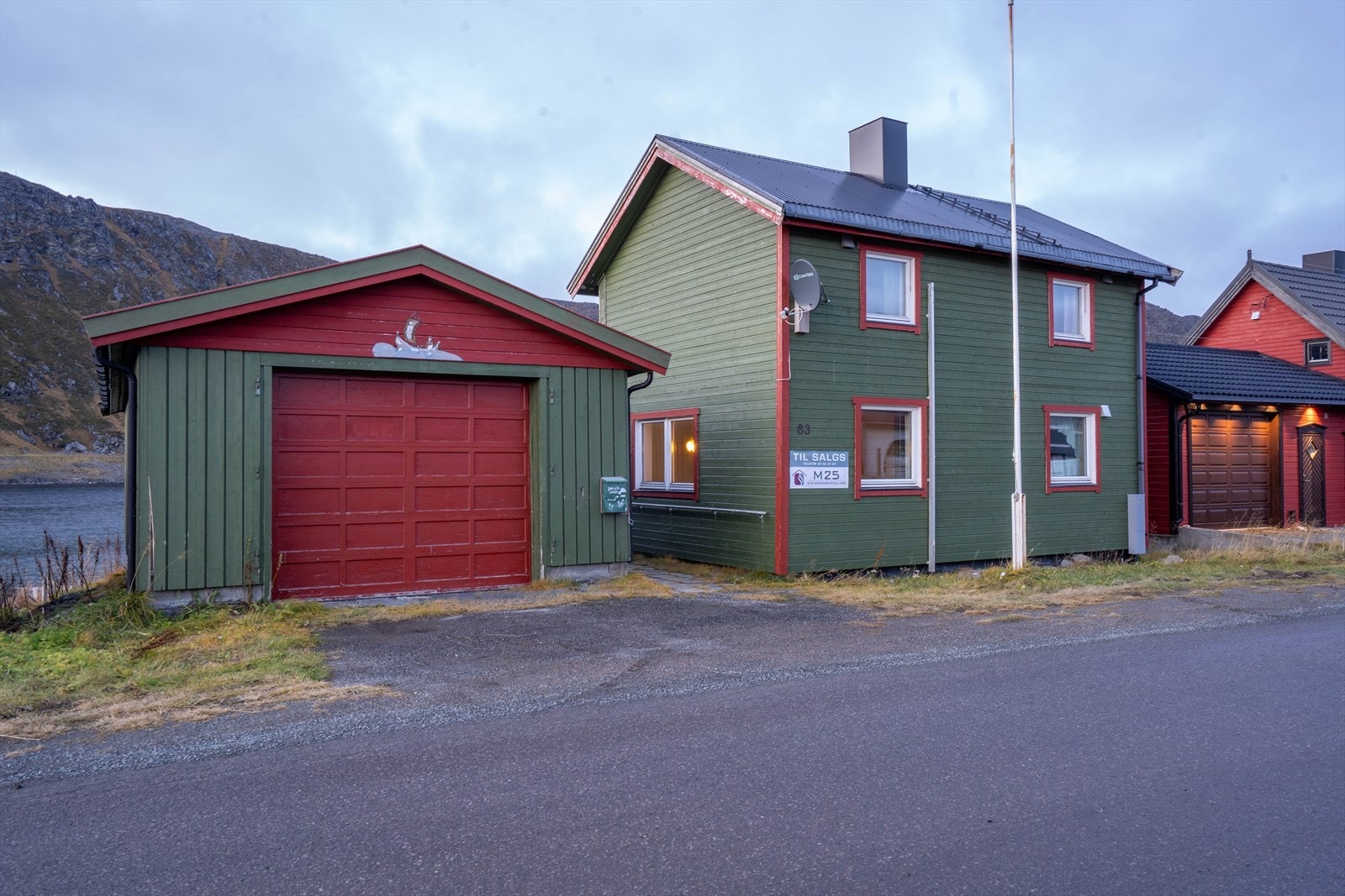 Sjarmerende bolig til salgs, flott beliggenhet med naturskjønne omgivelser. Grønn fasade, røde detaljer, garasje inkludert. Galleribilde