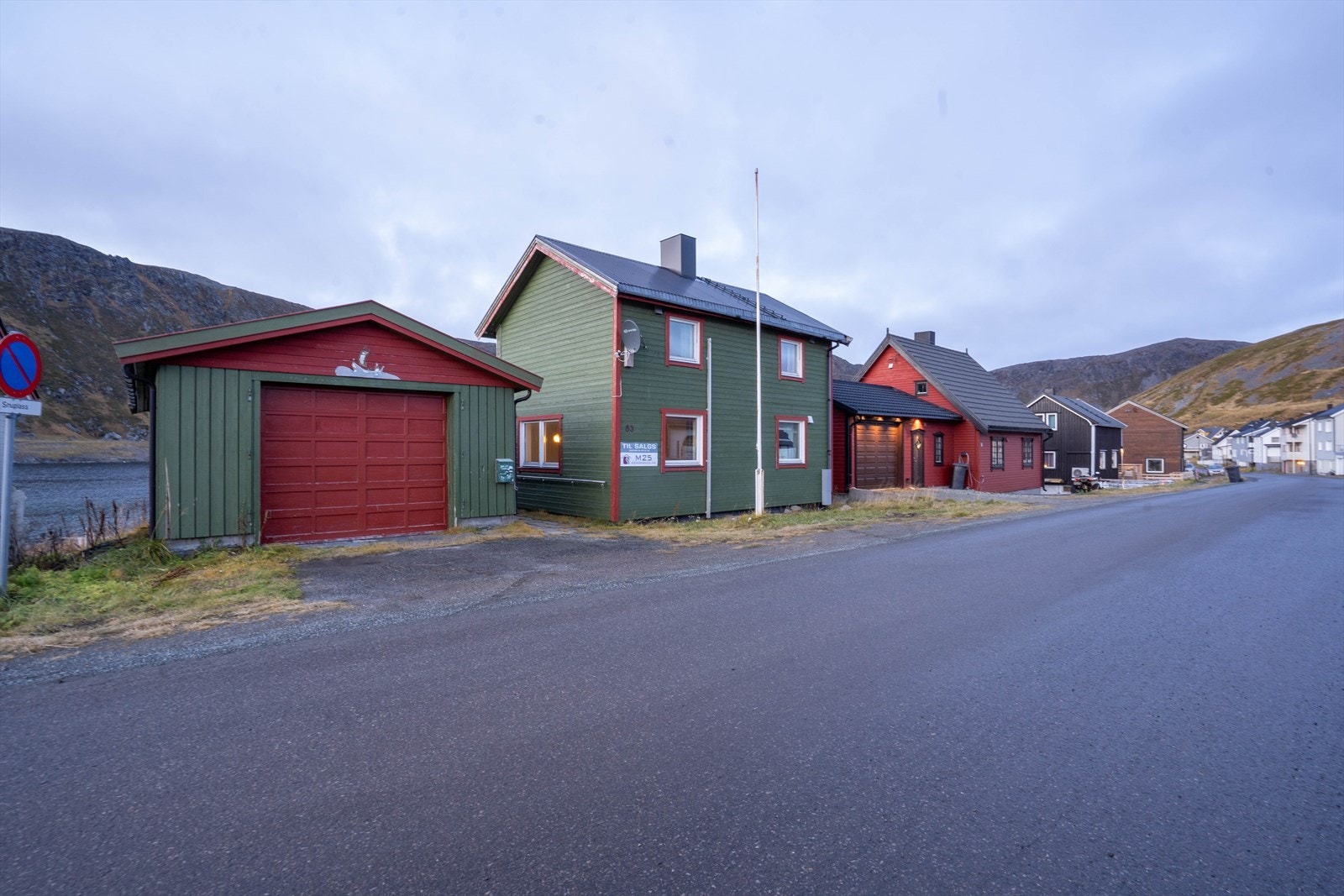 Sjarmerende hus i naturskjønne omgivelser nær vannet. Flott beliggenhet i rolig gate med vakker utsikt mot sjø og fjell i Nordvågen Galleribilde