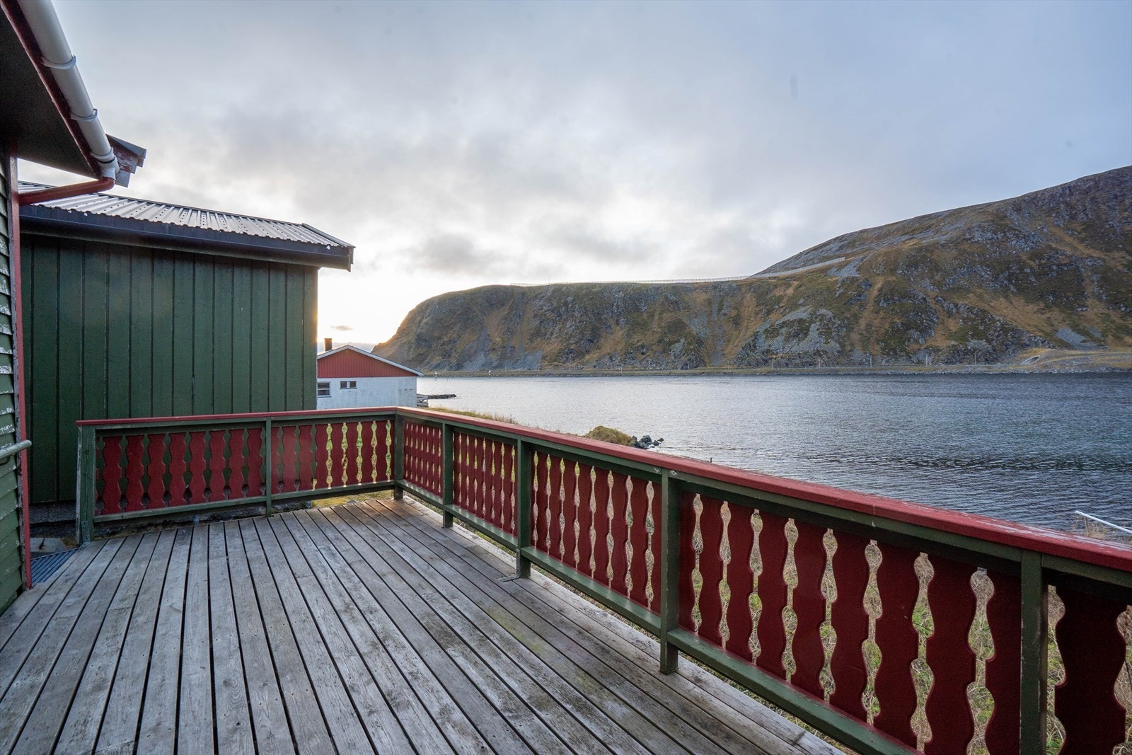 Denne sjarmerende boligen har en romslig terrasse med fantastisk utsikt over fjorden og de majestetiske omkringliggende fjellene. Galleribilde