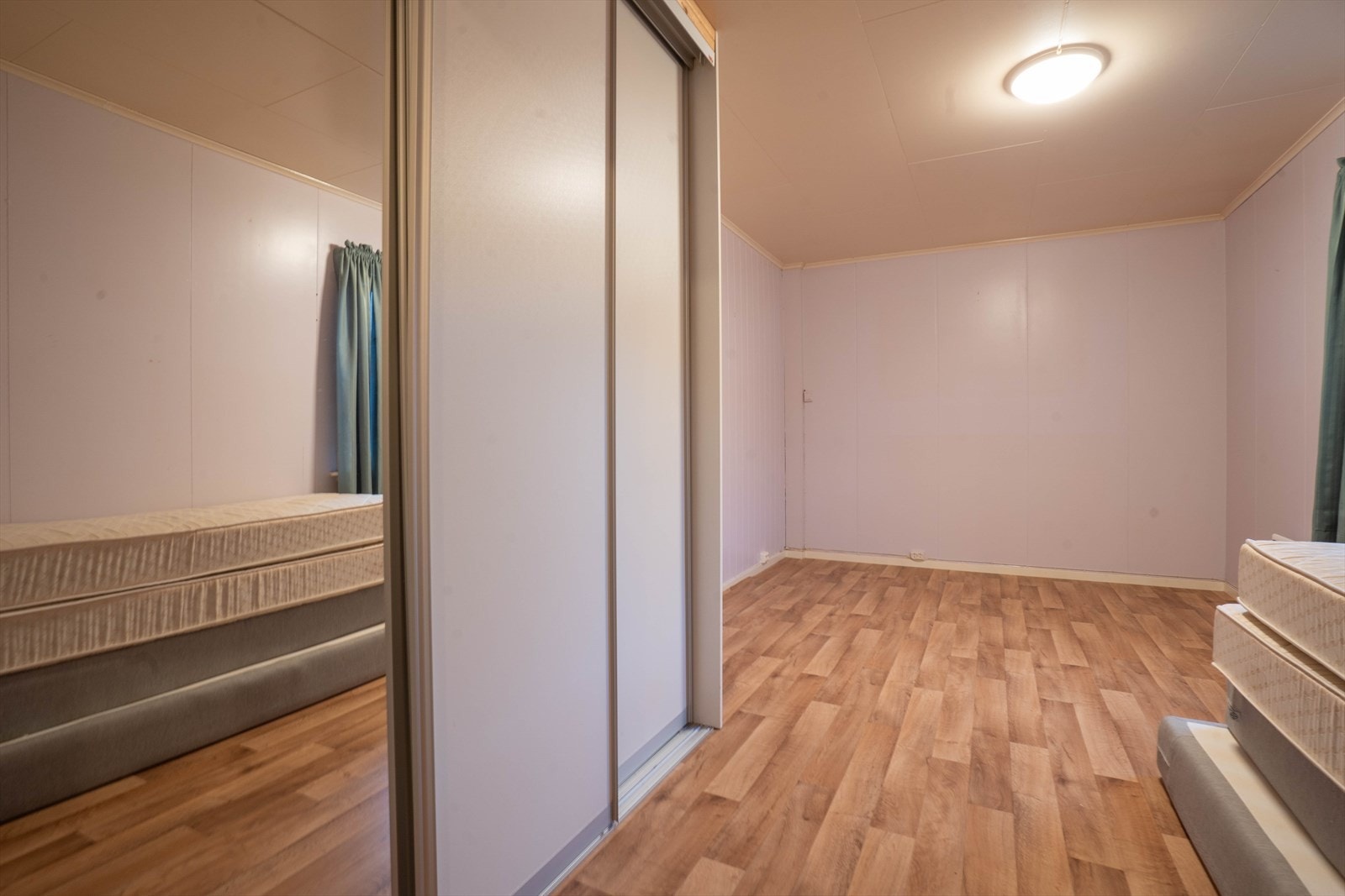 Soverom 1 med garderobeskap. Galleribilde