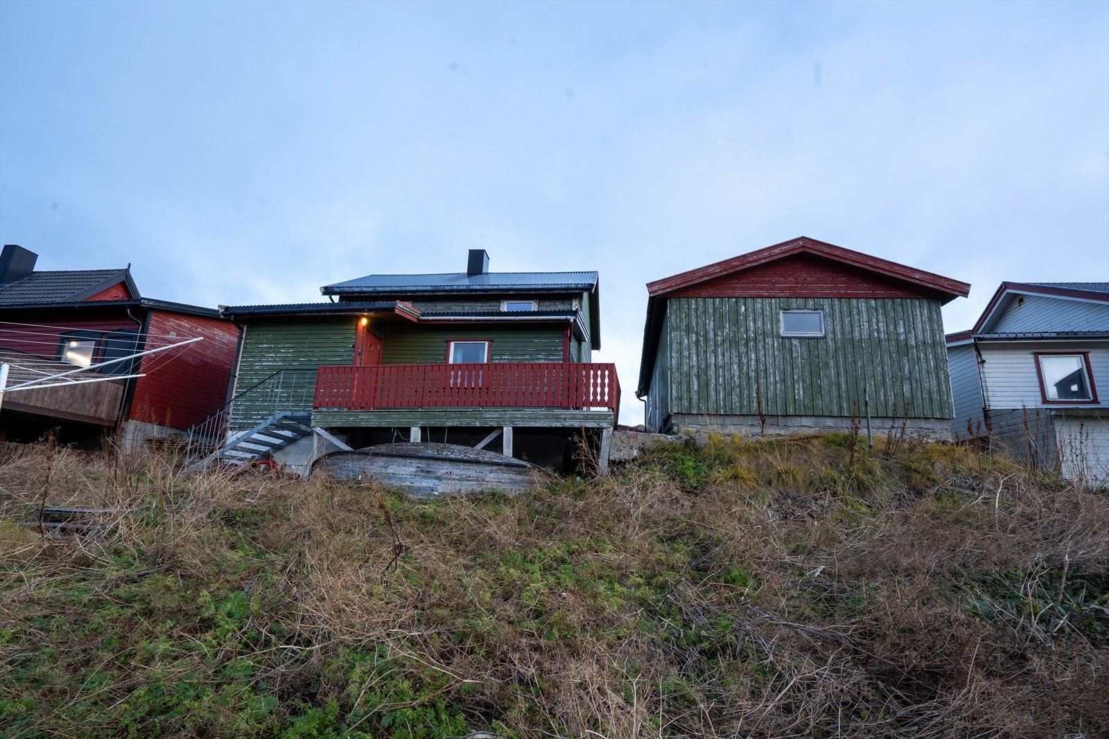 Sjarmerende hus med flott beliggenhet. Nydelig utsikt, nær naturen. Unik mulighet i naturskjønne omgivelser i Nordvågen. Galleribilde
