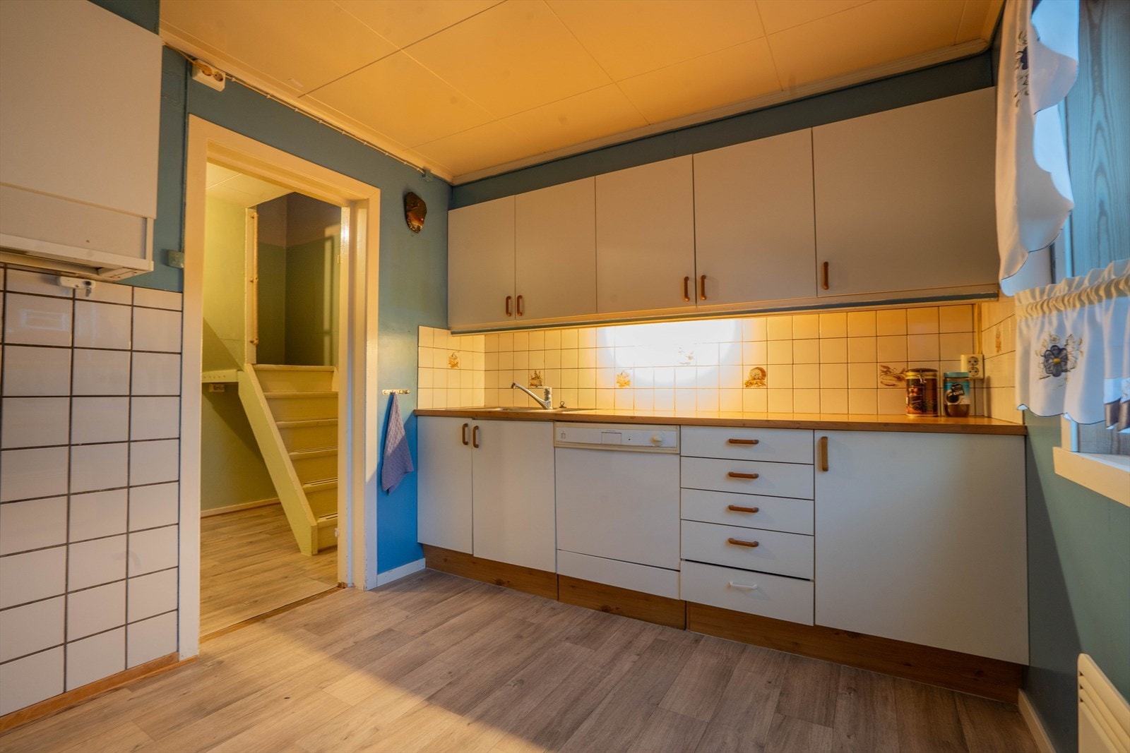 Kjøkkenet med praktiske skap og benkplass, ideell for koselige måltider og hverdagsliv. Galleribilde