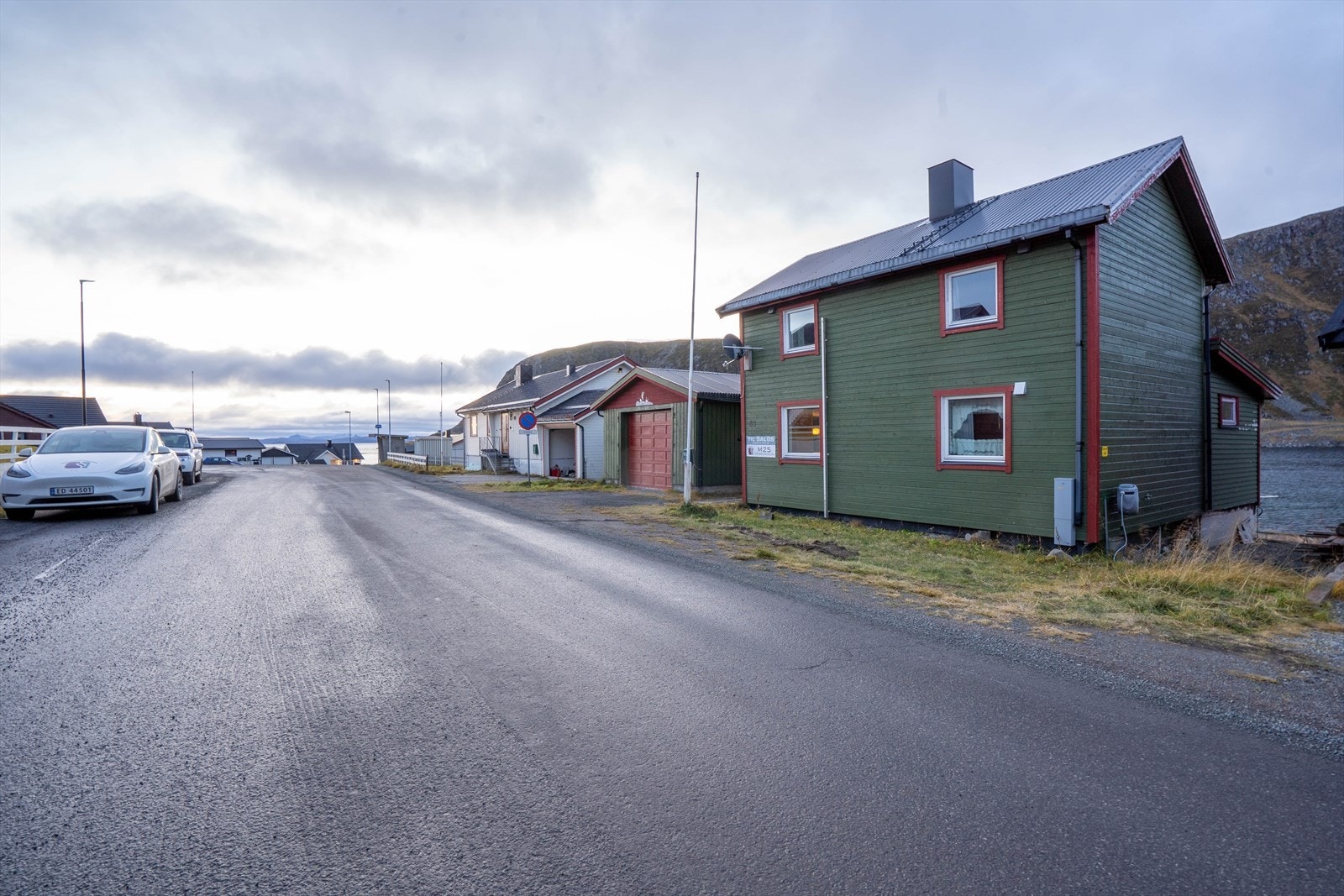 Velkommen til Hovedveien 83 i Nordvågen.
Sjarmerende bolig i naturskjønne omgivelser, med nærhet til sjøen. Galleribilde