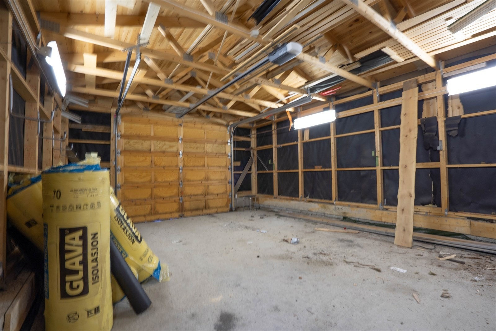 Garasjen med port og dør inn fra siden. Galleribilde