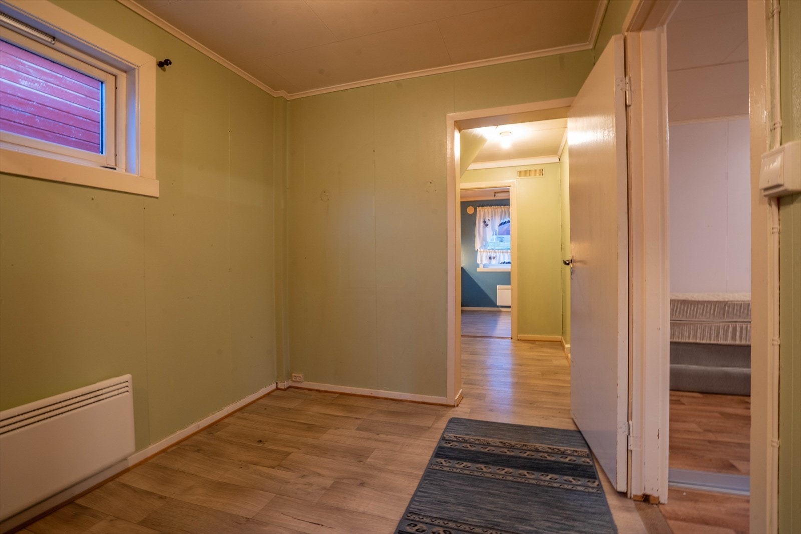 Lys og romslig hall med store vinduer. Her ser du inngang til soverom 1 og videre inn til kjøkkenet. Trappegang opp til 2.etg.
Perfekt for å skape et innbydende førsteinntrykk. Galleribilde