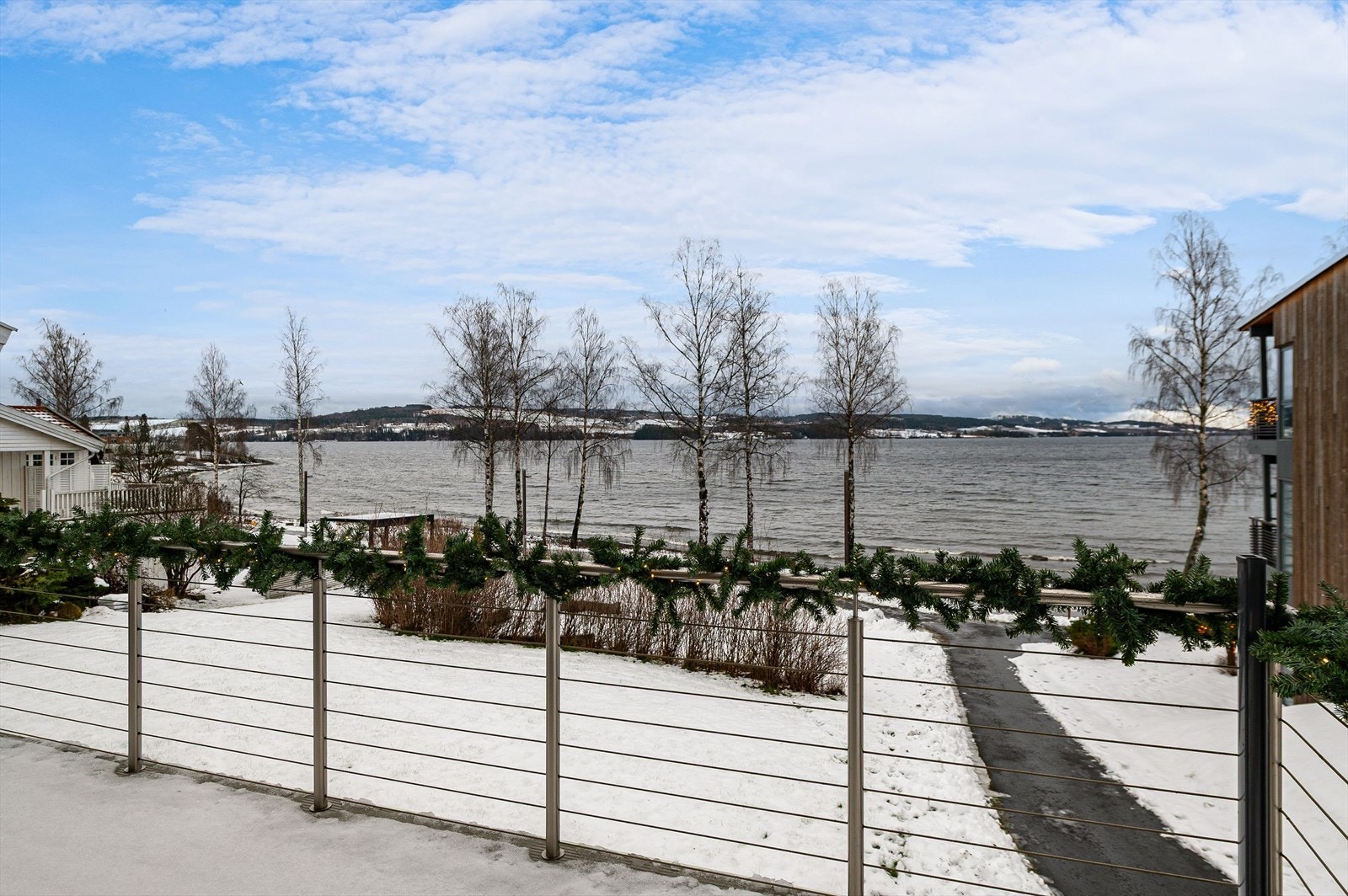Terrasse med nydelig og fritt utsyn mot Mjøsa Galleribilde