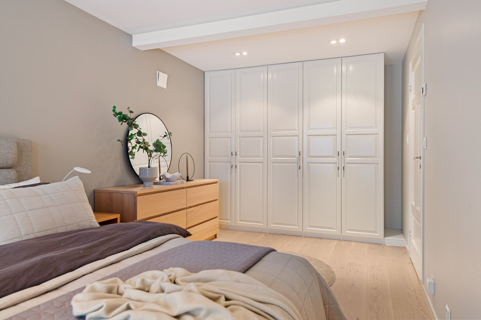 Stort plassbygget garderobeskap med god plass til klær. Galleribilde