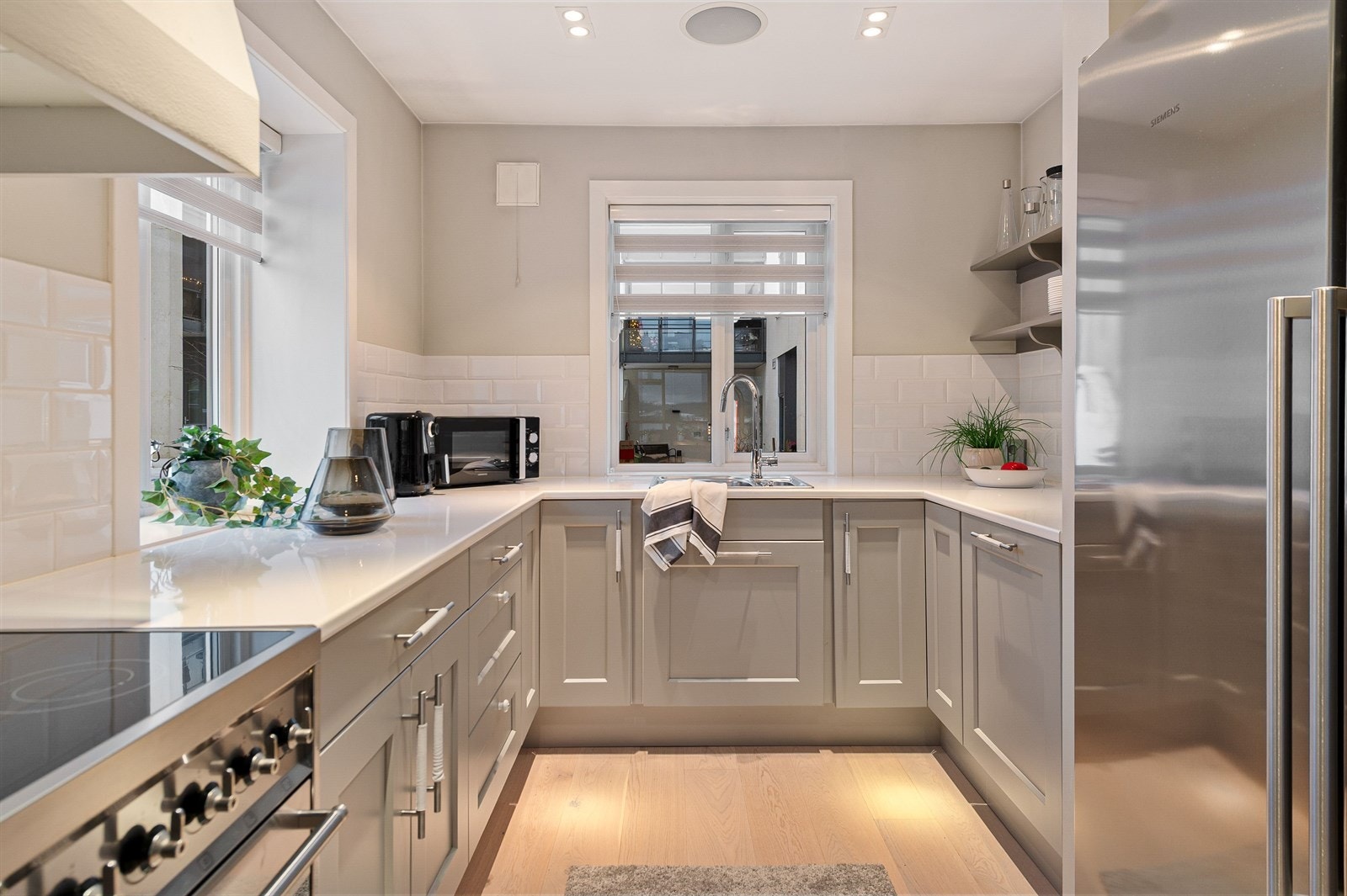 Generøse benkeflater, godt med underskap og skuffer til oppbevaring. Dels integrerte hvitevarer og plass til frittstående. Galleribilde