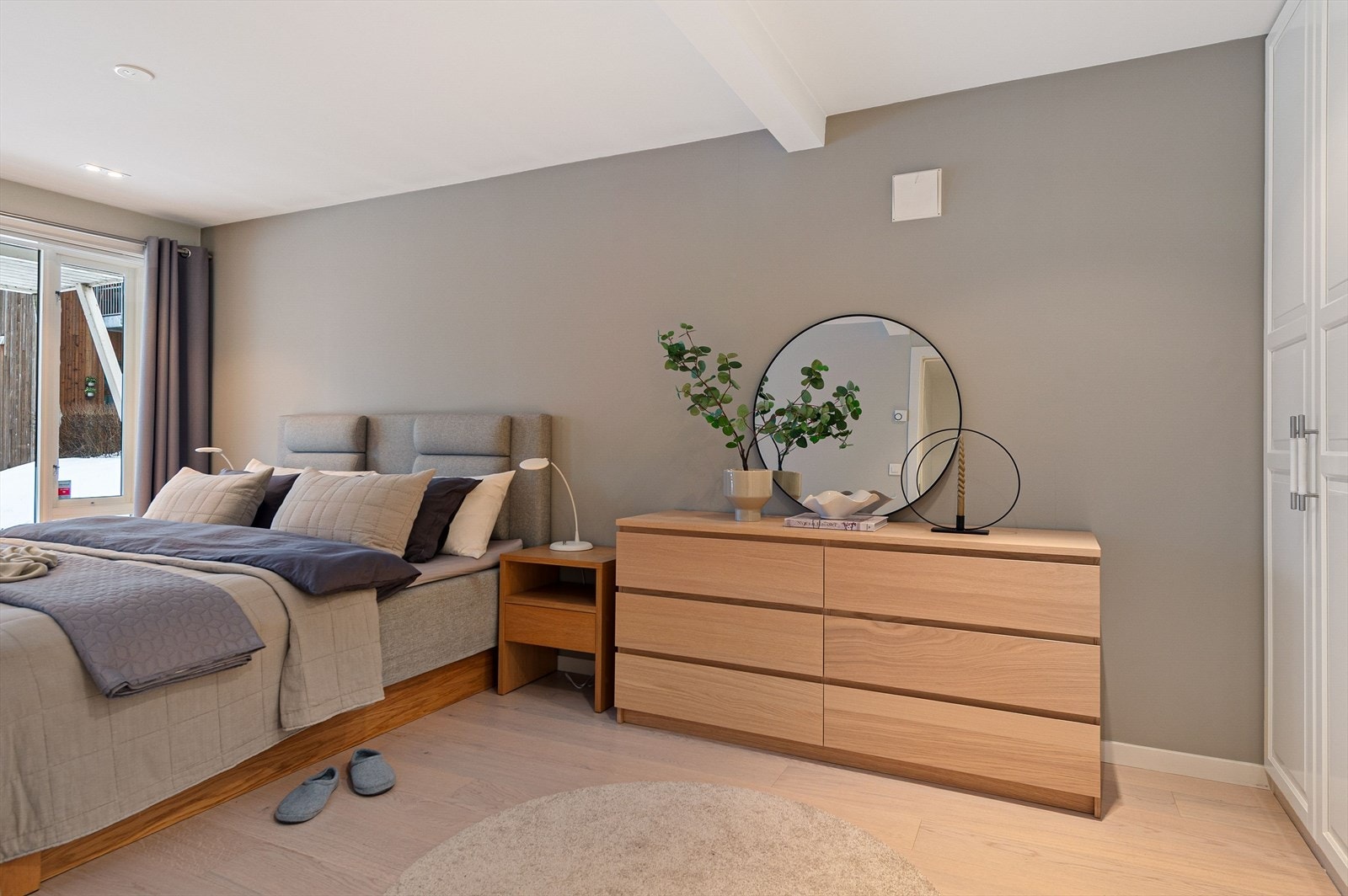 Særdeles romslig hovedsoverom i underetasje. Galleribilde