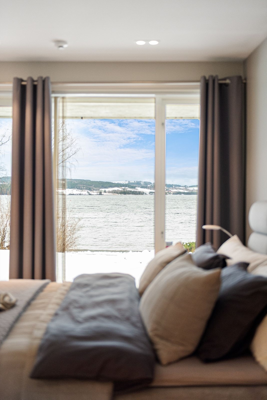 Utsikt fra hovedsoverom og adkomst til terrasse. Galleribilde