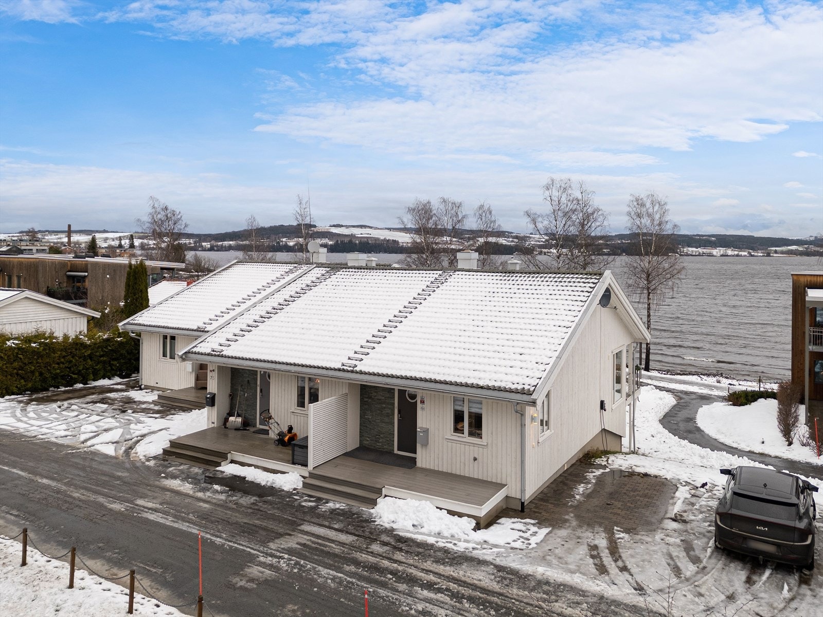 Parkering på brusteinsbelagt gårdsplass for 1 bil. Galleribilde