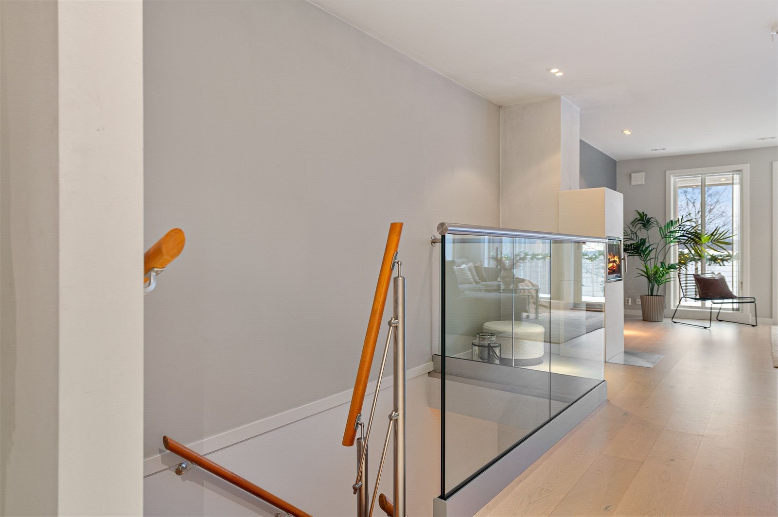 Glassrekkverk og trapp til underetasjen. Galleribilde