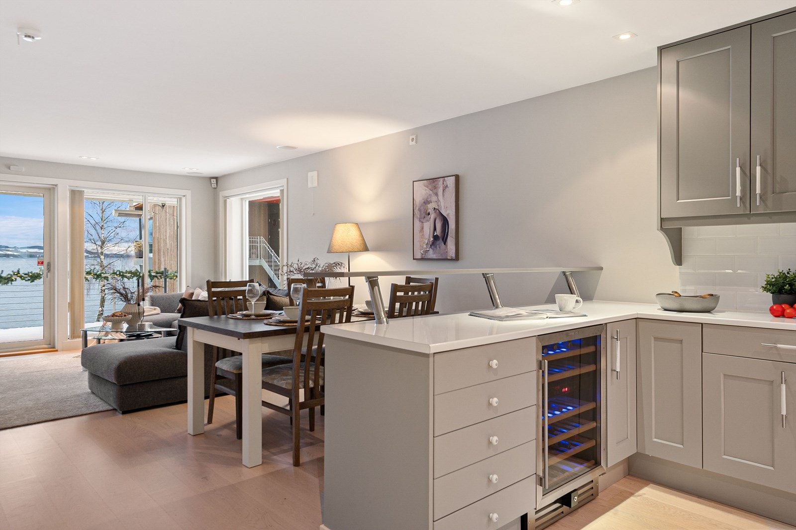 Kjøkkenet har benk med sitteplasser og blant annet vinskap. Galleribilde