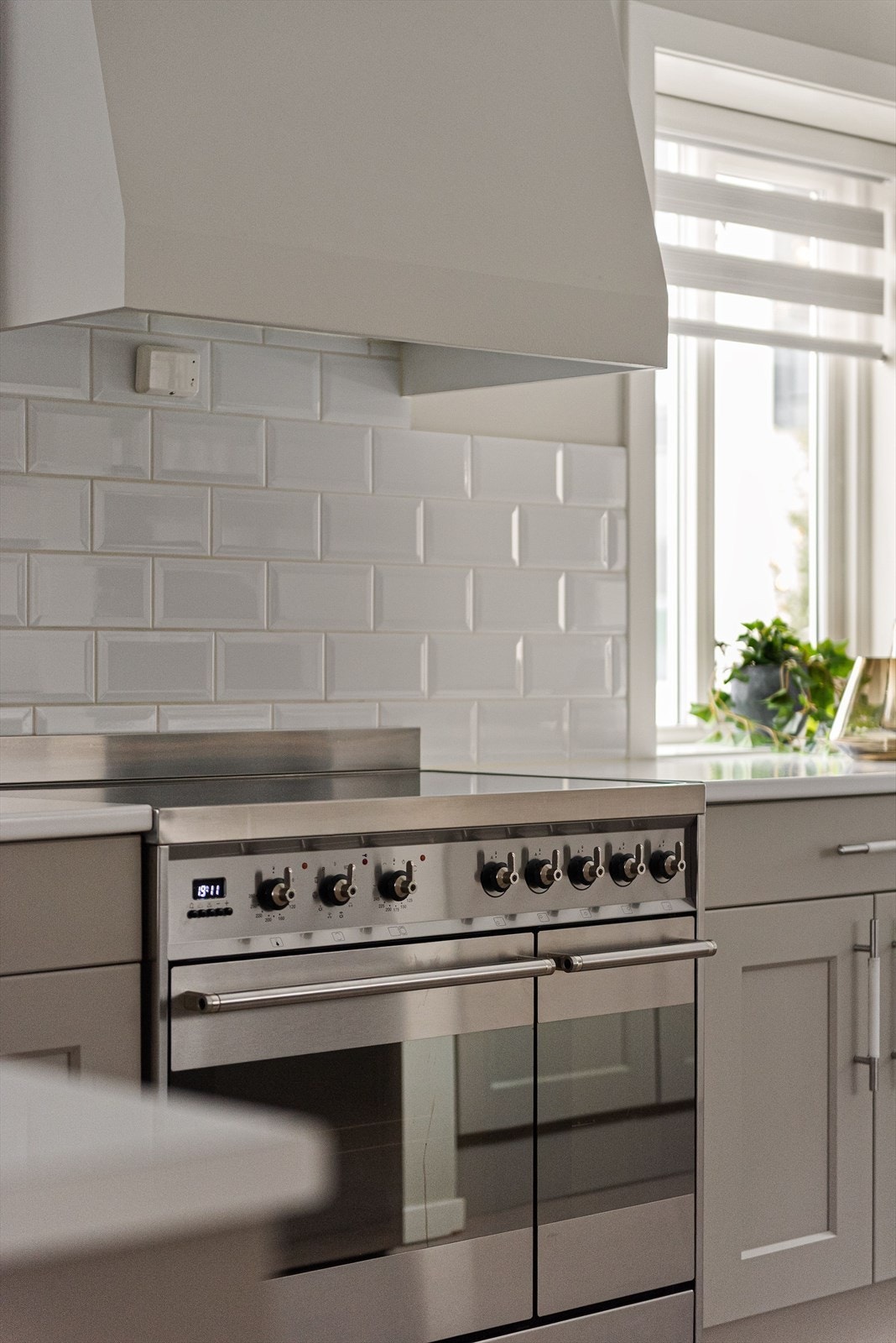 Flislagt felt mellom benk og ventilator. Galleribilde