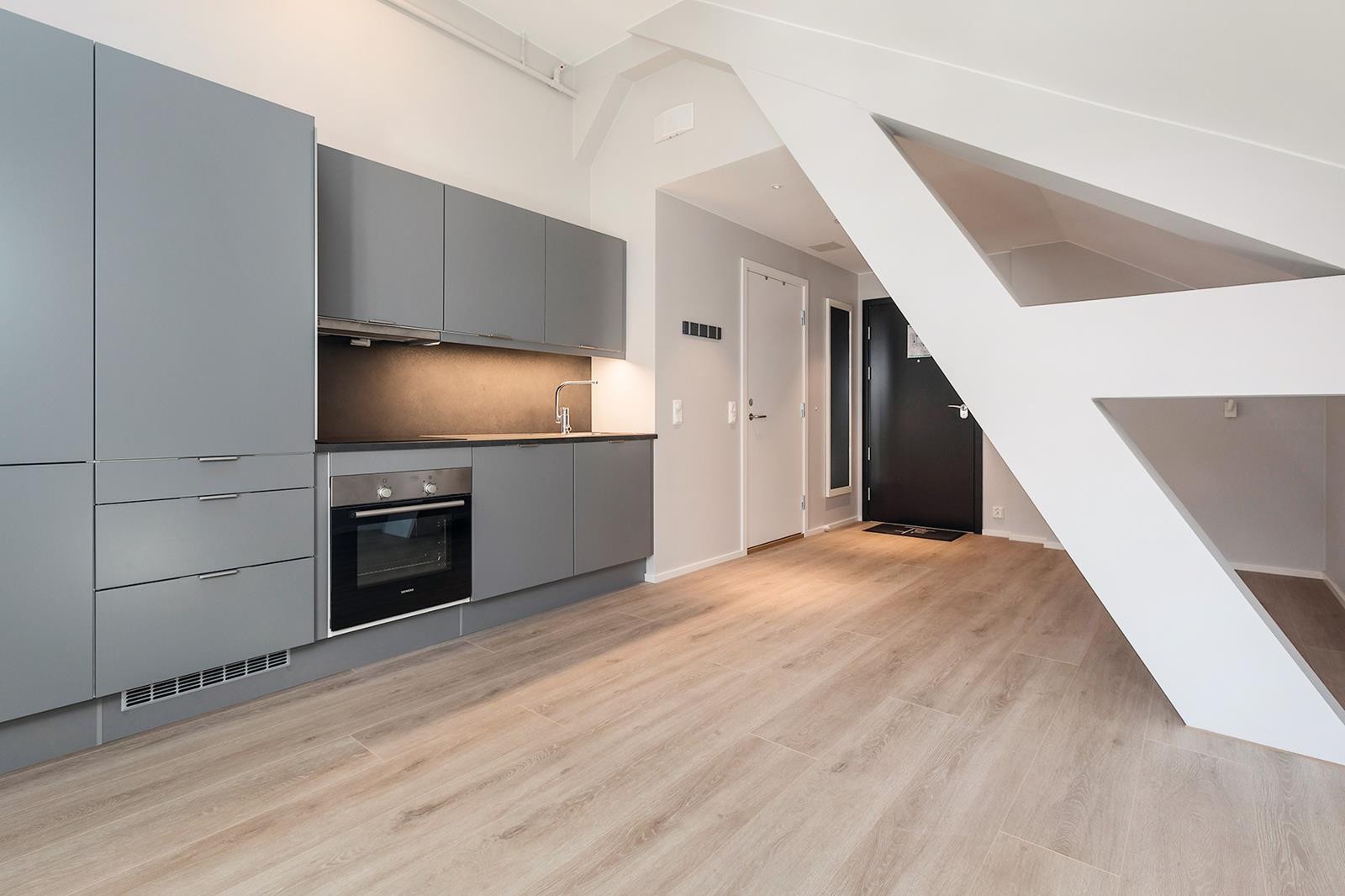 Integrert kjøleskap m/frys, komfyr og oppvaskmaskin Bod på ca 3m2 medfølger Galleribilde