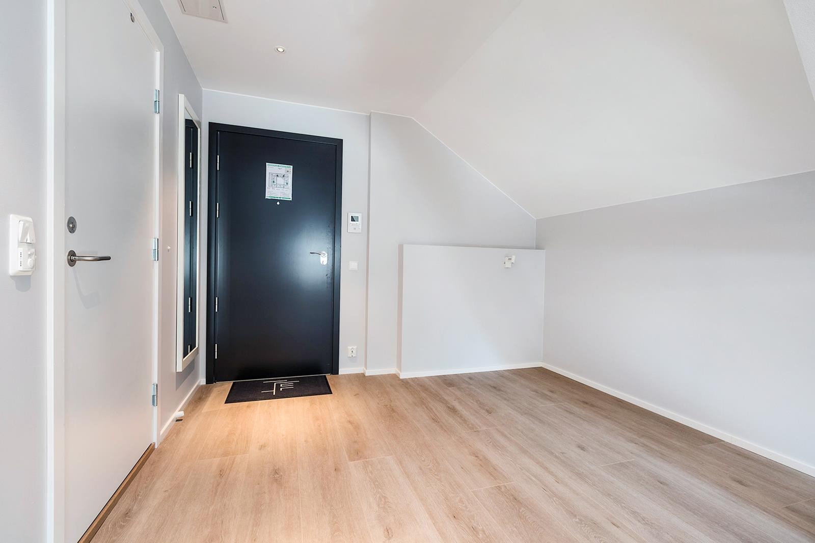 Calling system med display. Klesskap, speil og knagger til å henge yttertøy medfølger Galleribilde