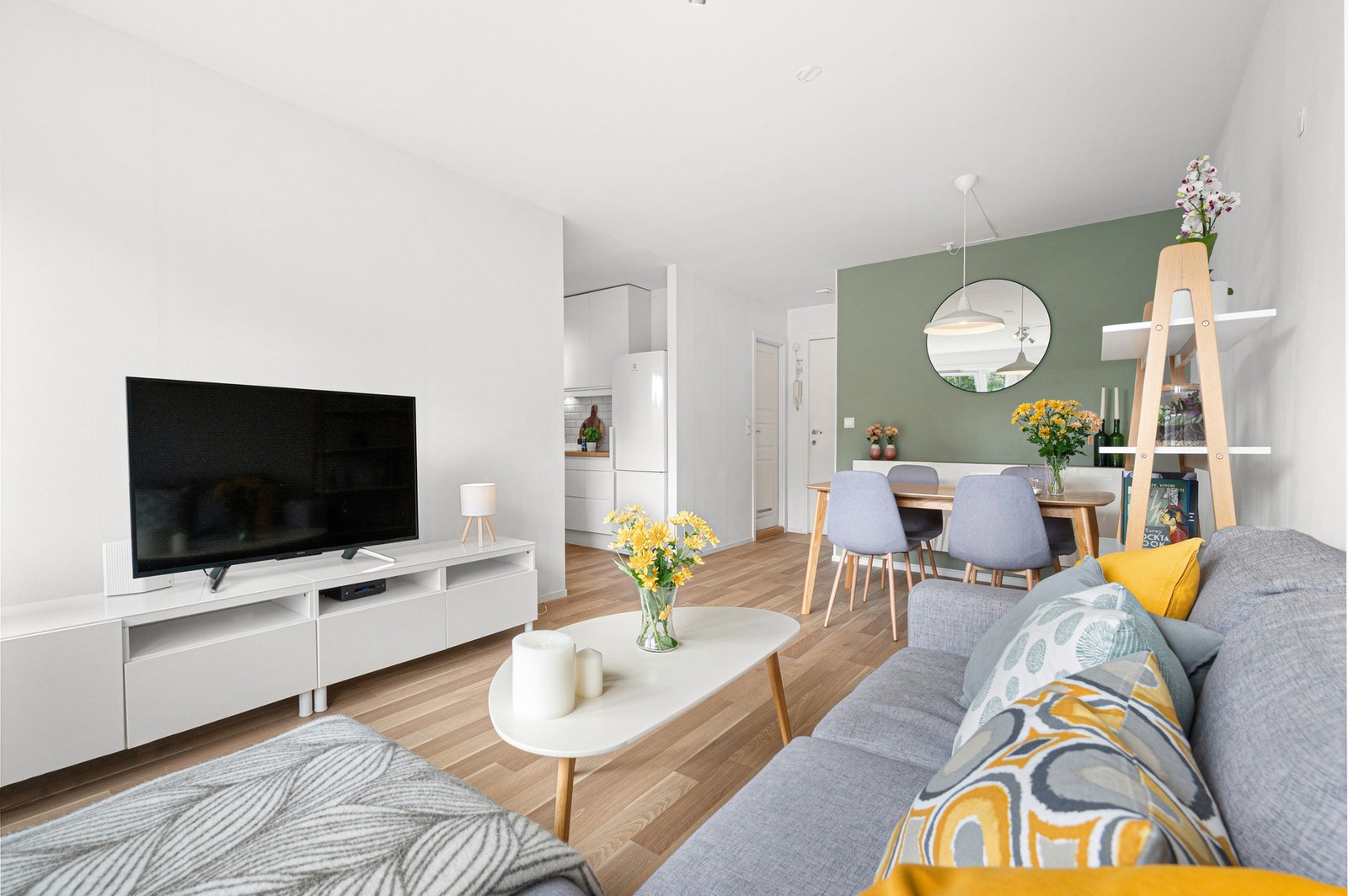 Felleskostnader inkluderer bl.a. fjernvarme, varmtvann, kabel-tv og internett. Galleribilde