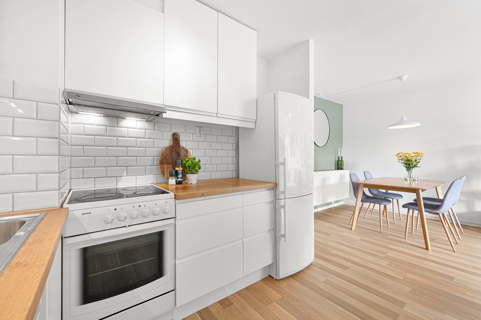 Kjøkkeninnredningen har slette fronter og laminert benkeplate. Galleribilde